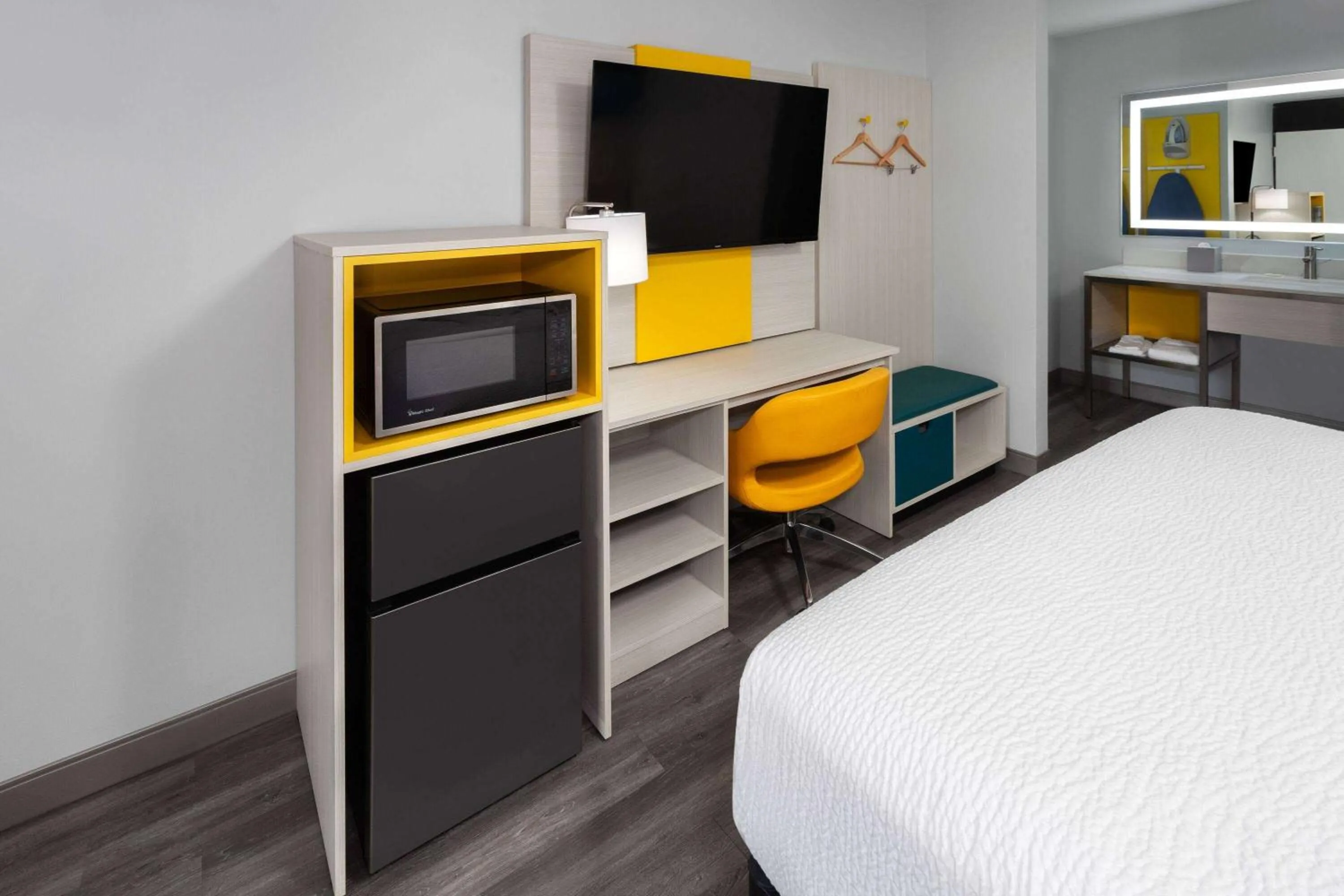 Photo of the whole room, Bed in Days-Inn by Wyndham Baltimore Northwest