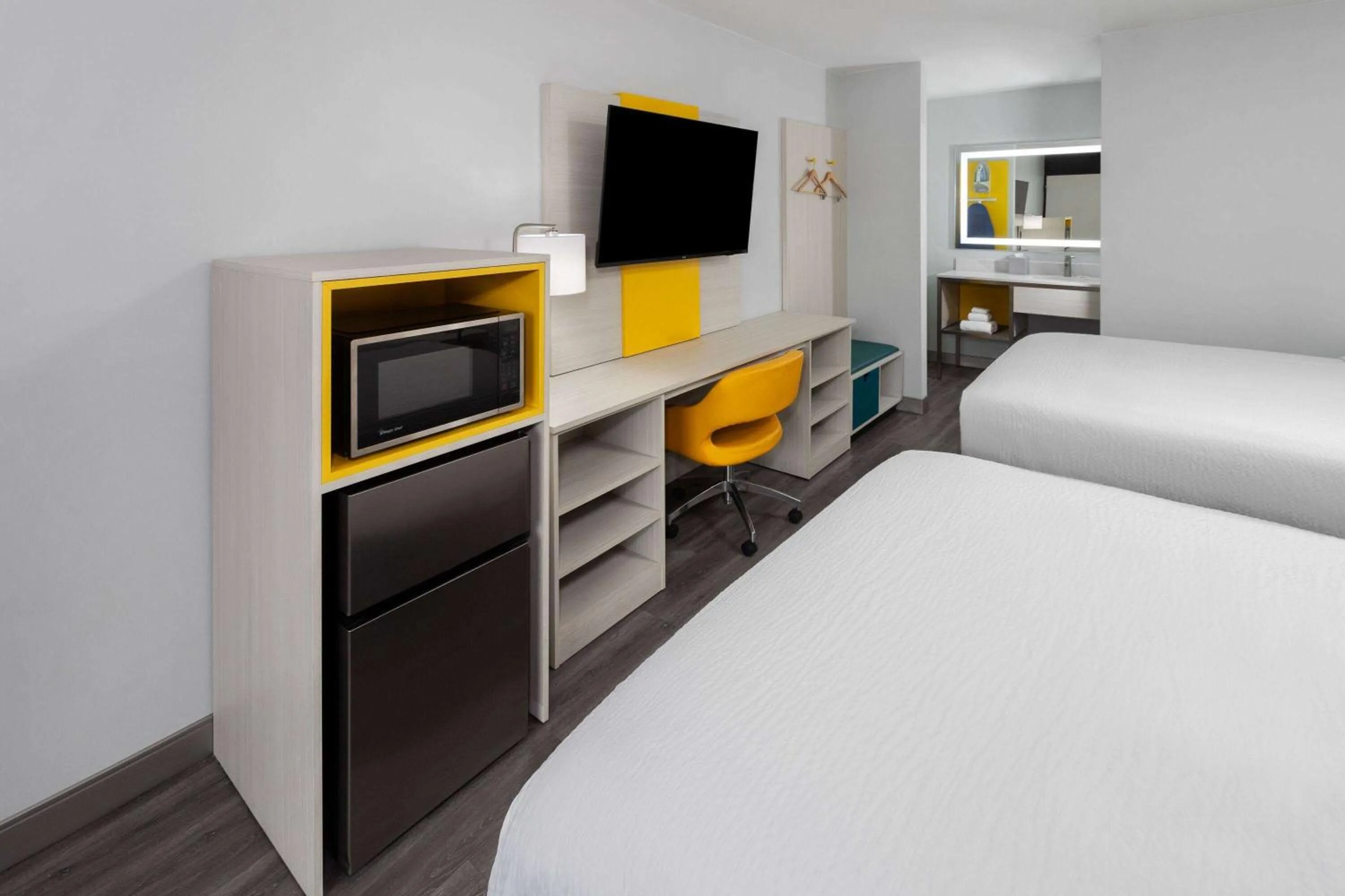 Photo of the whole room, Bed in Days-Inn by Wyndham Baltimore Northwest