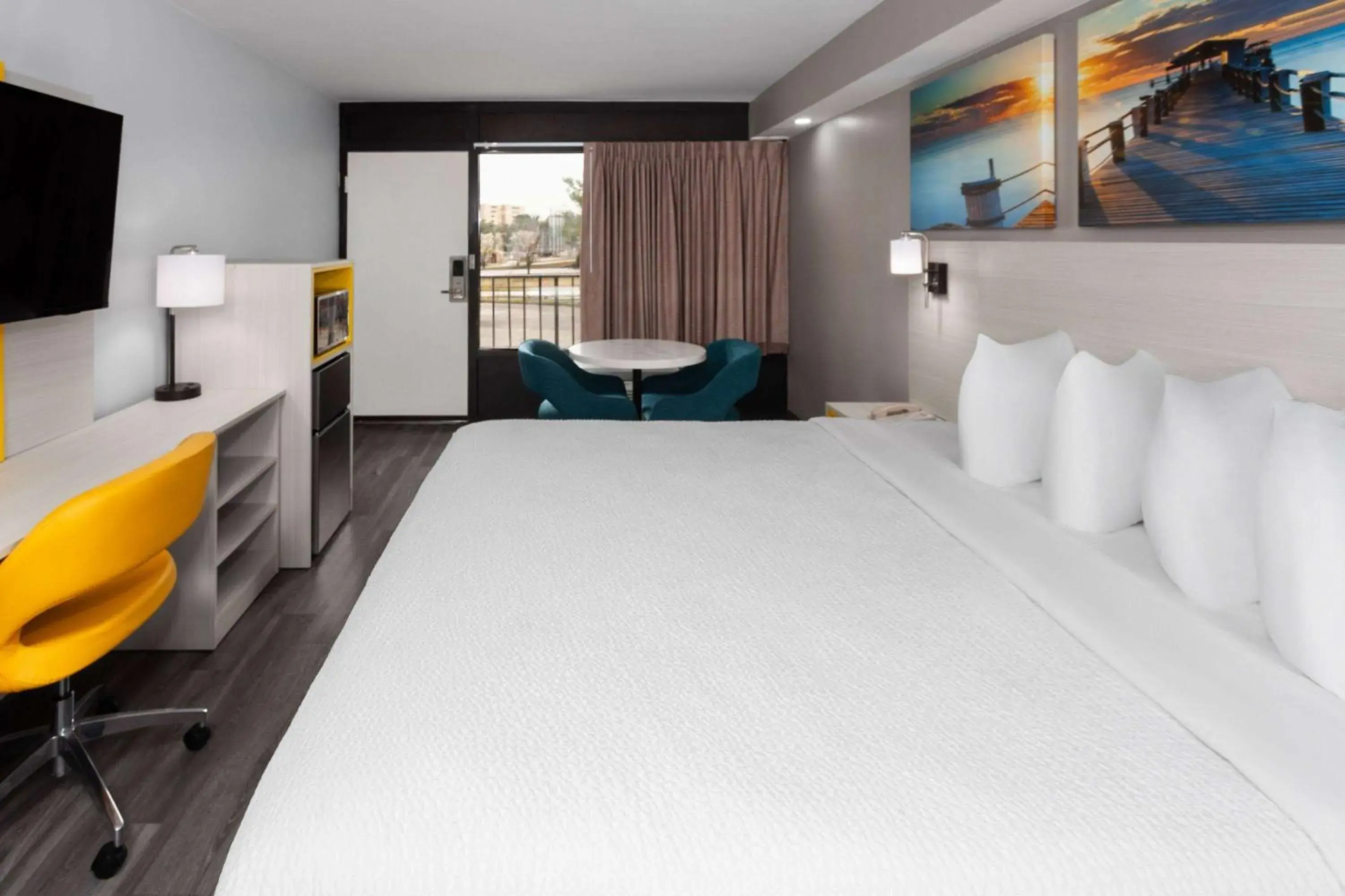 Photo of the whole room, Bed in Days-Inn by Wyndham Baltimore Northwest Photo of the whole room, Bed in Days-Inn by Wyndham Baltimore Northwest