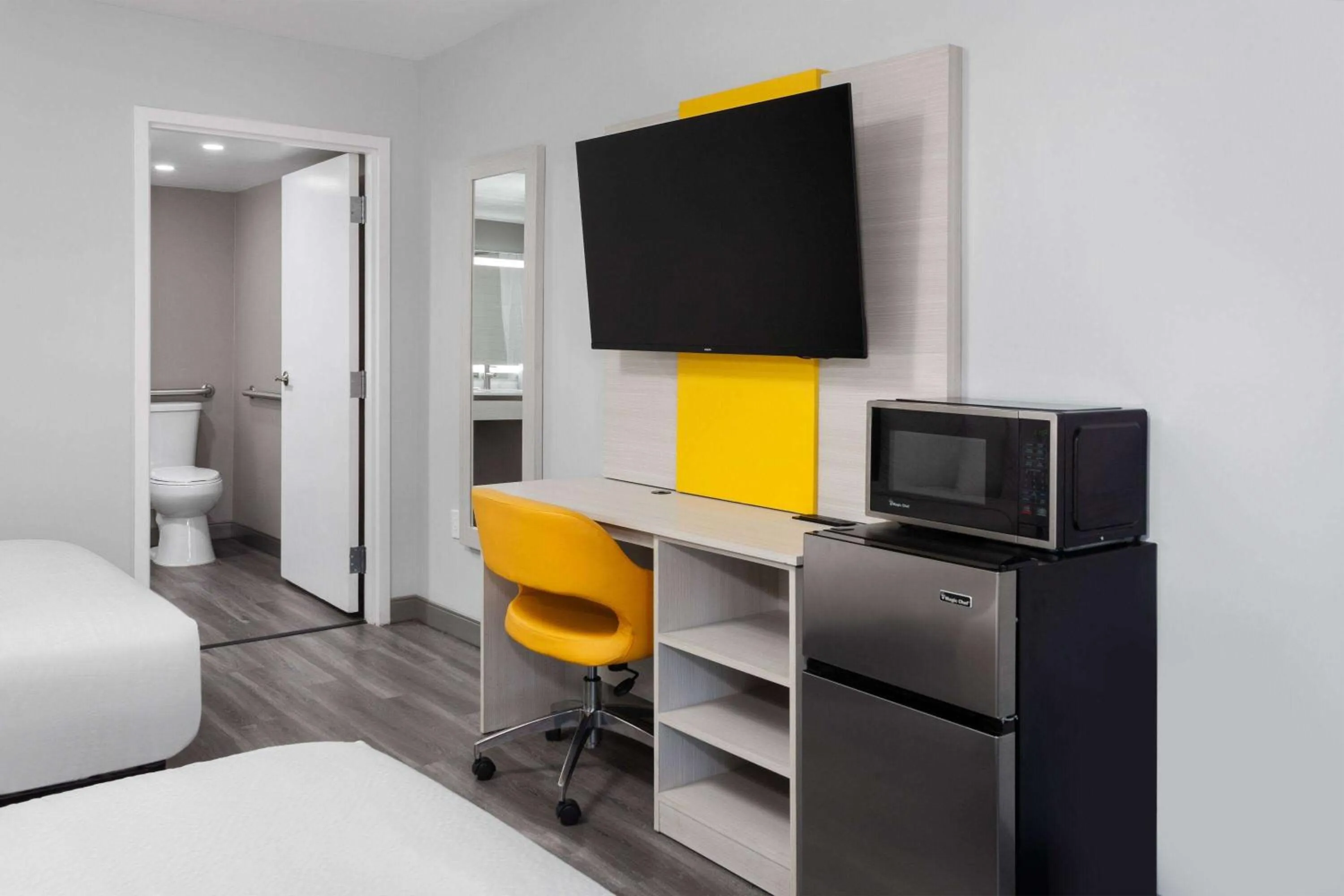 Photo of the whole room, Bed in Days-Inn by Wyndham Baltimore Northwest