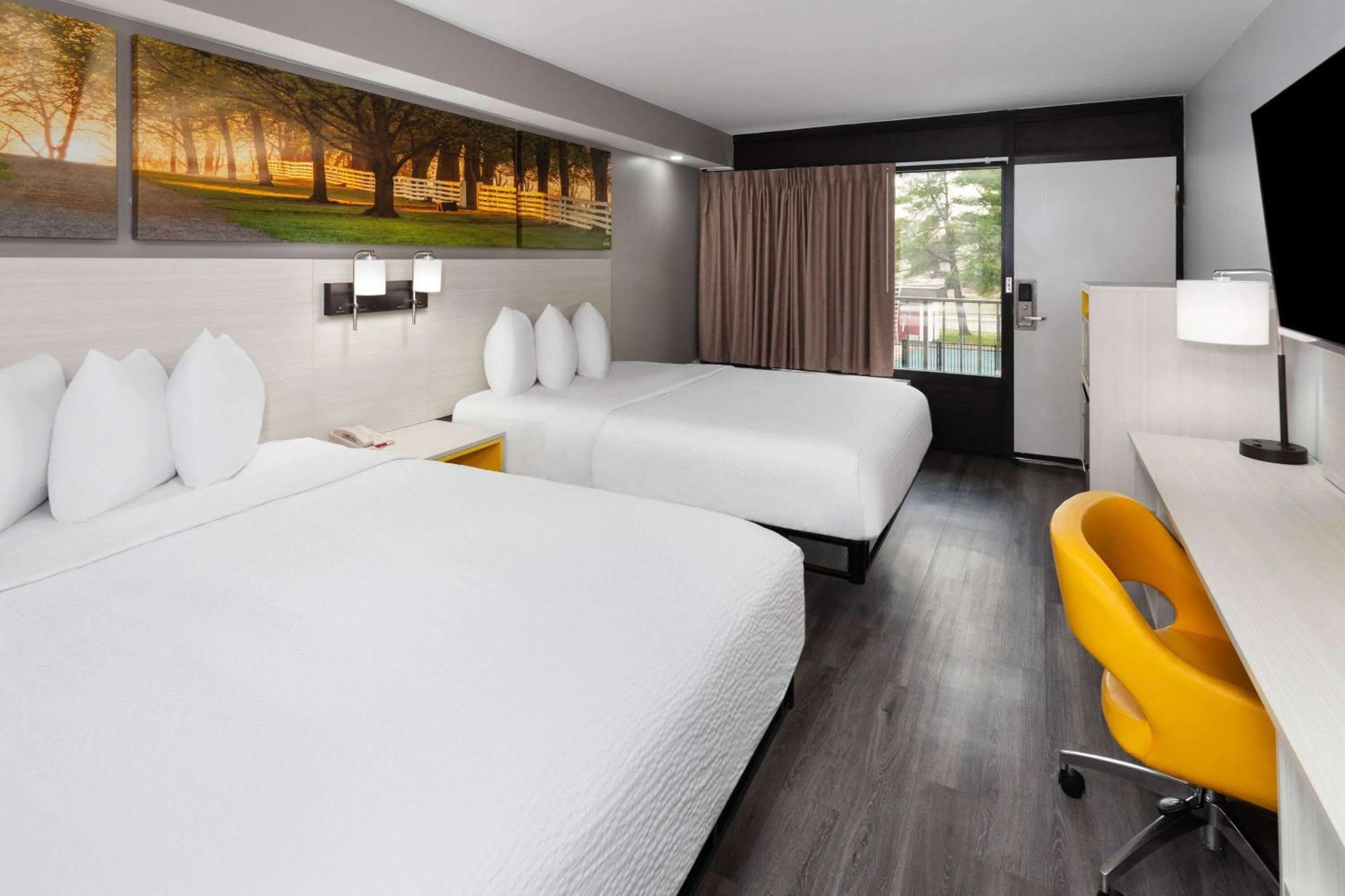 Photo of the whole room, Bed in Days-Inn by Wyndham Baltimore Northwest