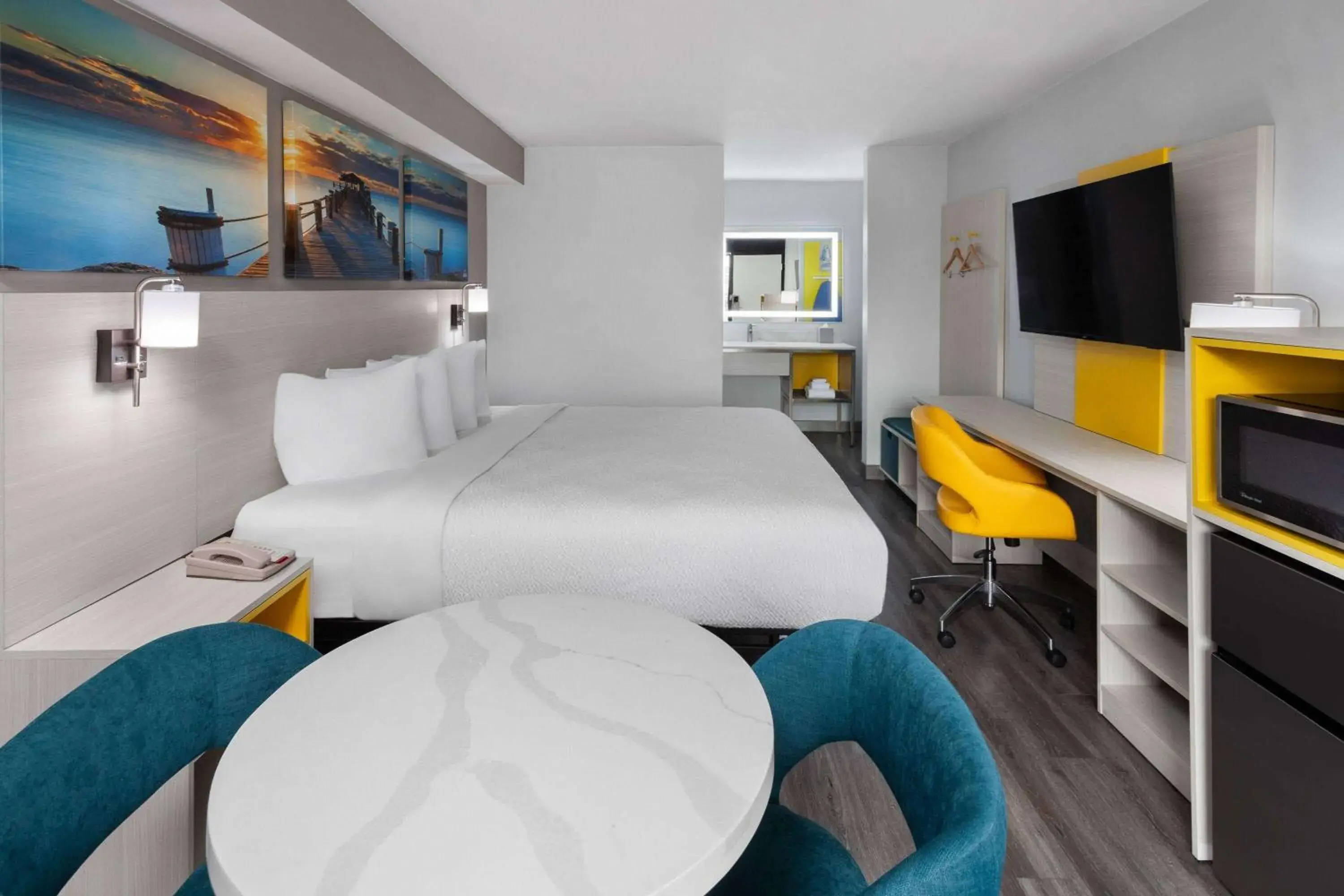 Photo of the whole room, Bed in Days-Inn by Wyndham Baltimore Northwest Photo of the whole room, Bed in Days-Inn by Wyndham Baltimore Northwest