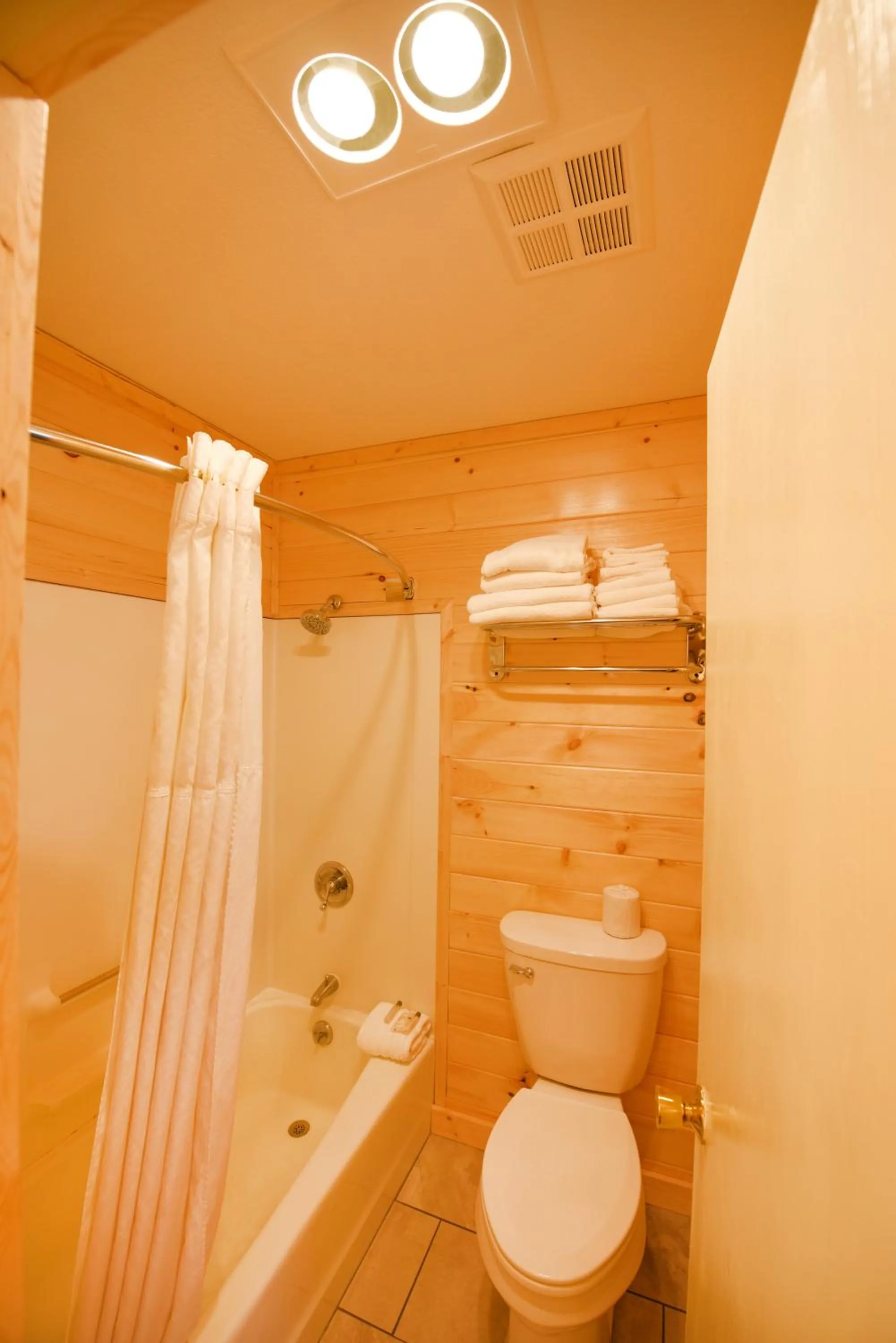 Shower in Quality Inn & Suites Mackinaw City Beachfront