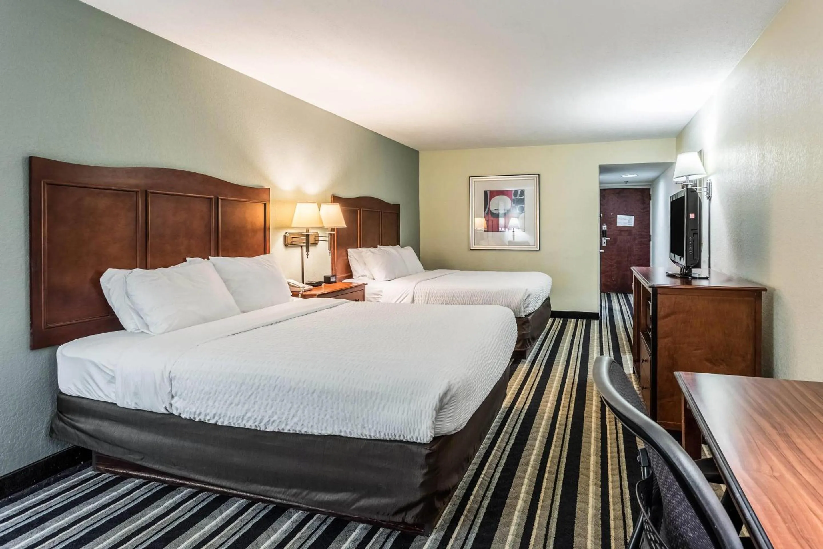 Bedroom, Bed in Clarion Pointe Huntsville Research Park