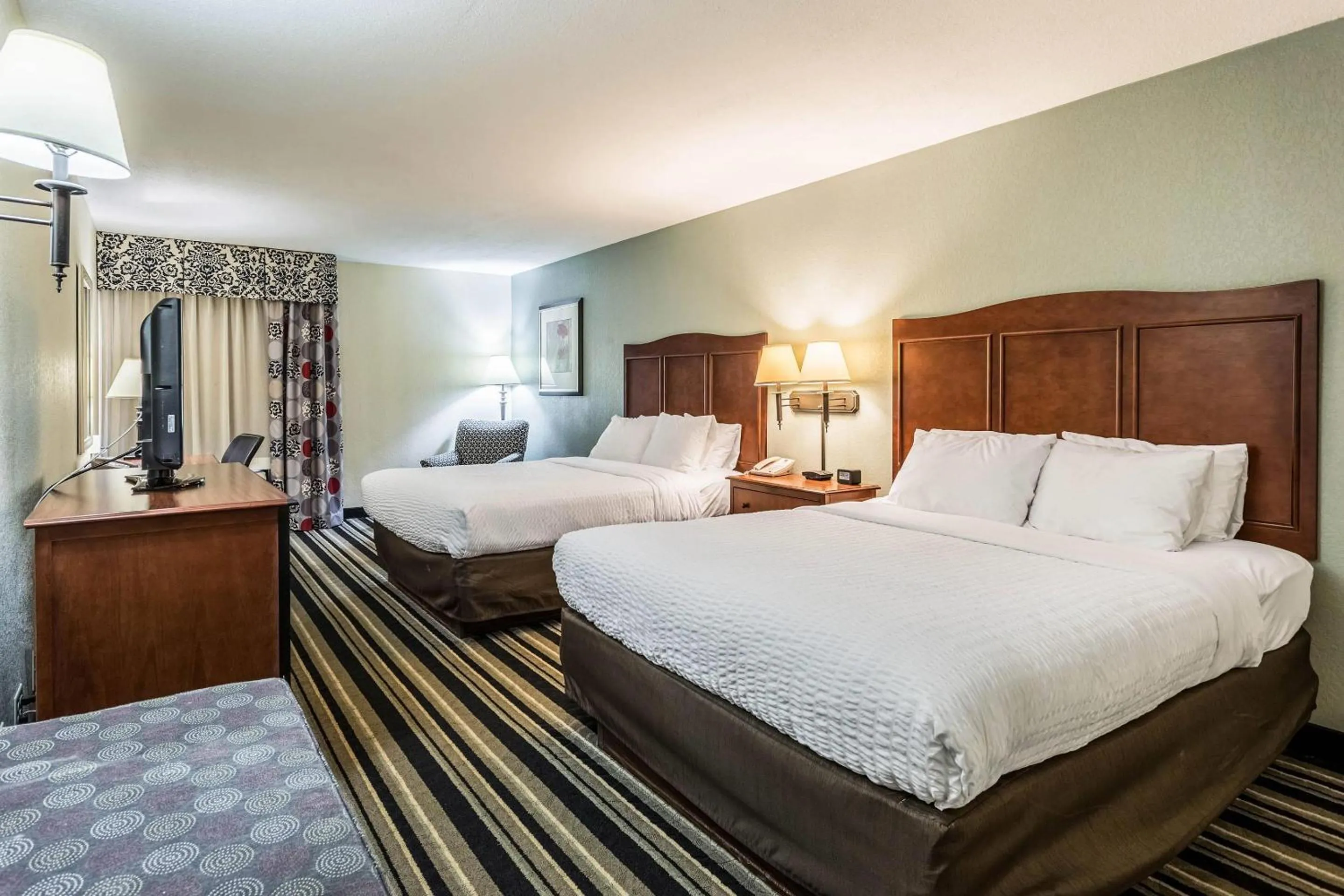 Bedroom, Bed in Clarion Pointe Huntsville Research Park