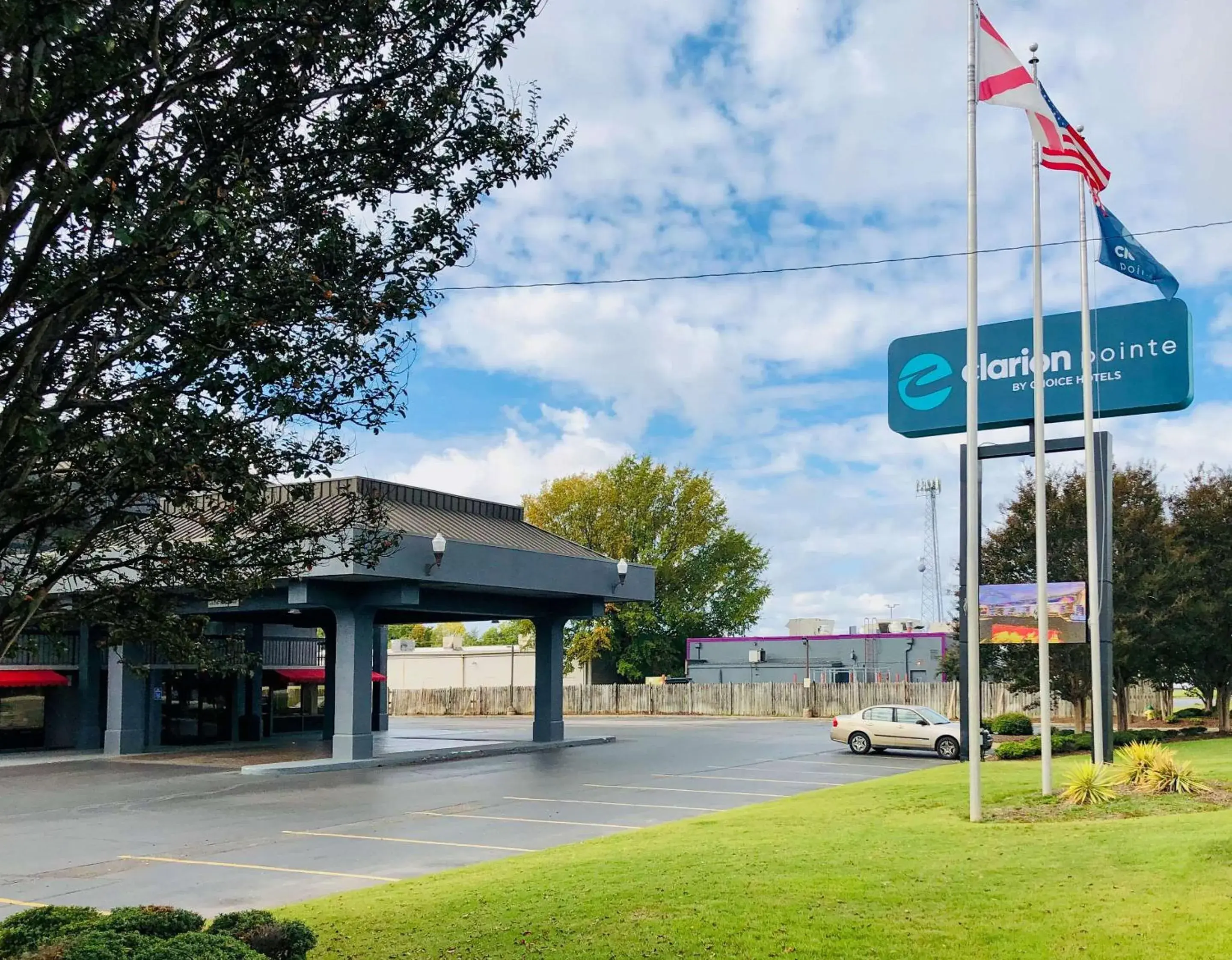 Property building in Clarion Pointe Huntsville Research Park Property building in Clarion Pointe Huntsville Research Park