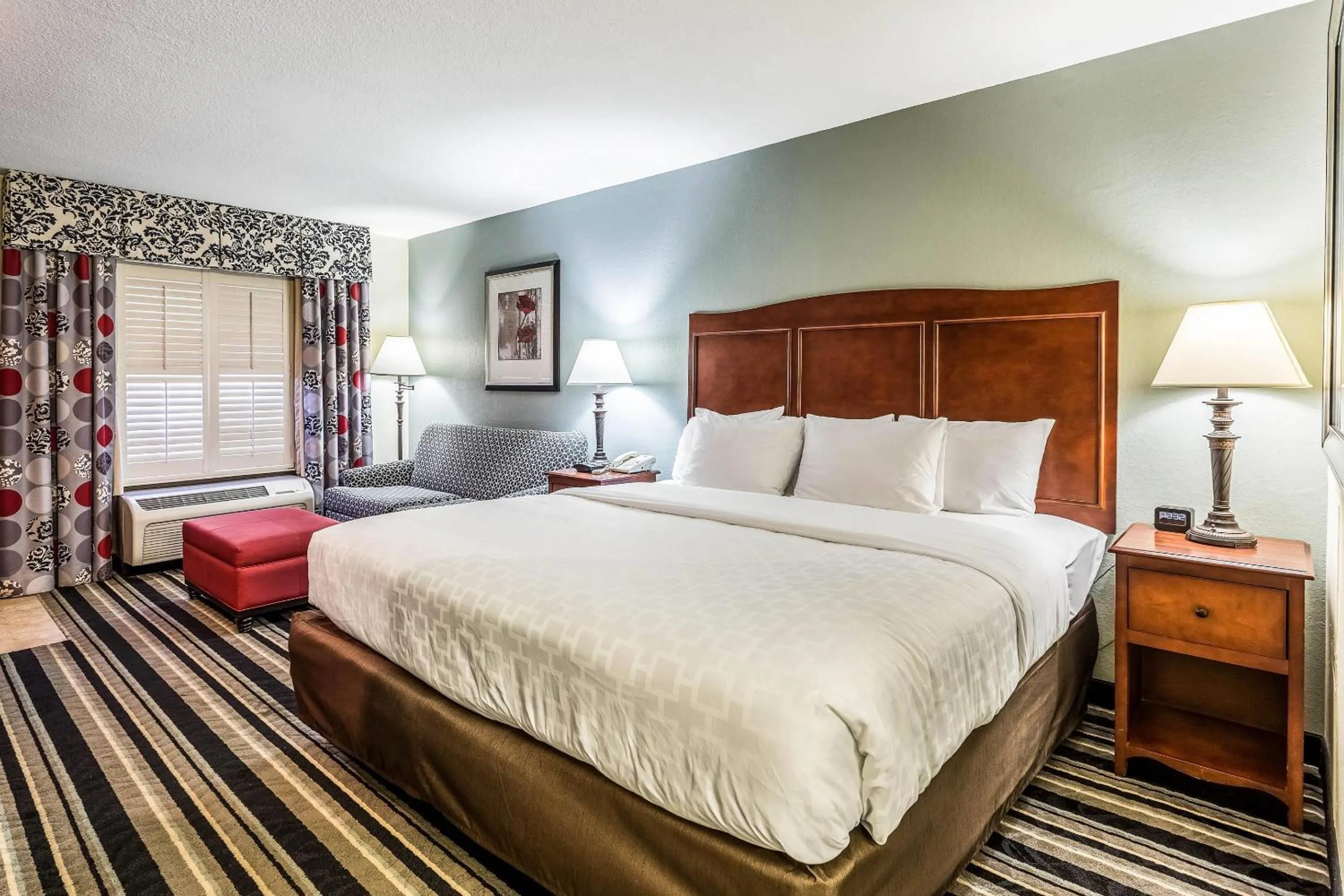Bedroom, Bed in Clarion Pointe Huntsville Research Park