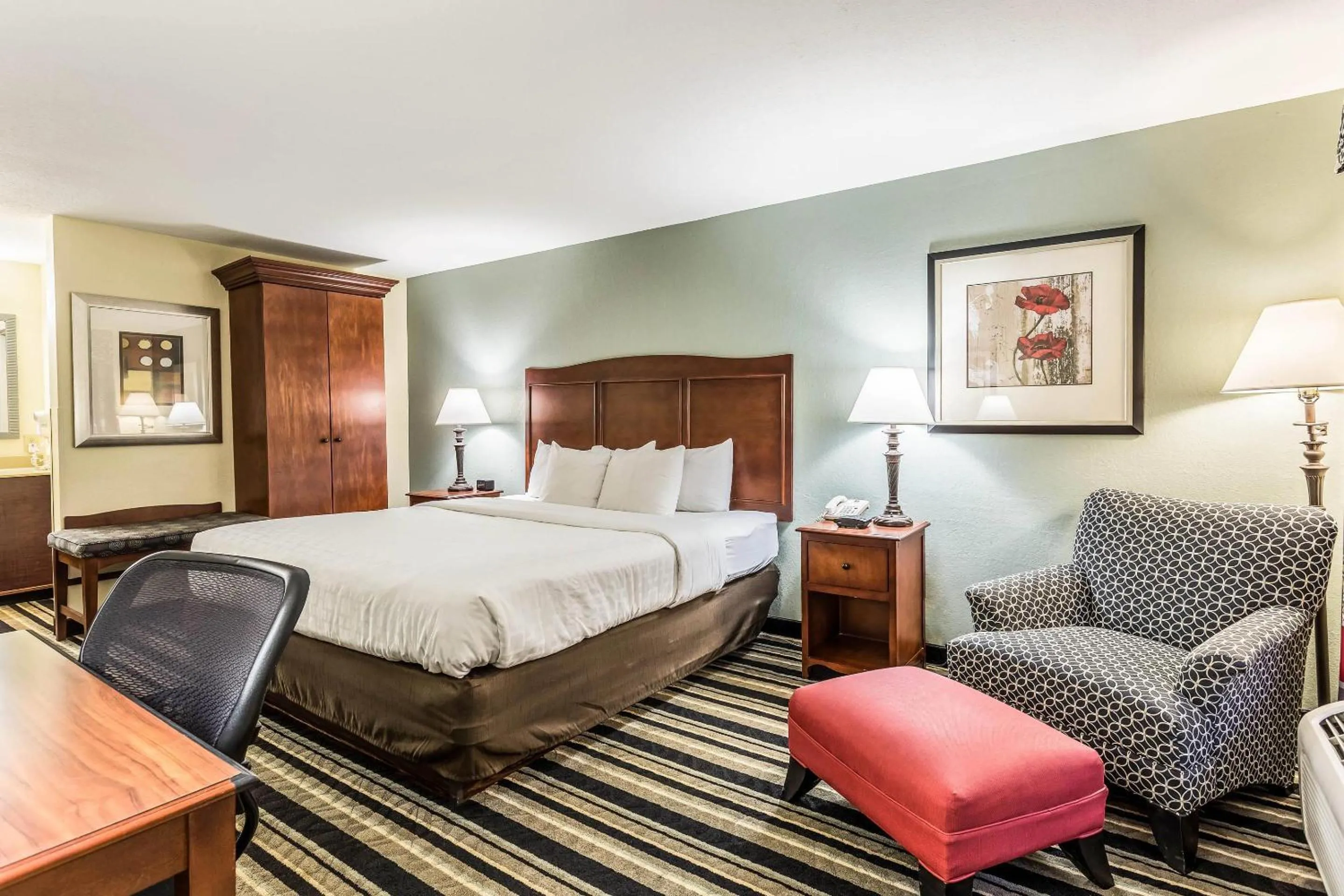 Bedroom, Bed in Clarion Pointe Huntsville Research Park