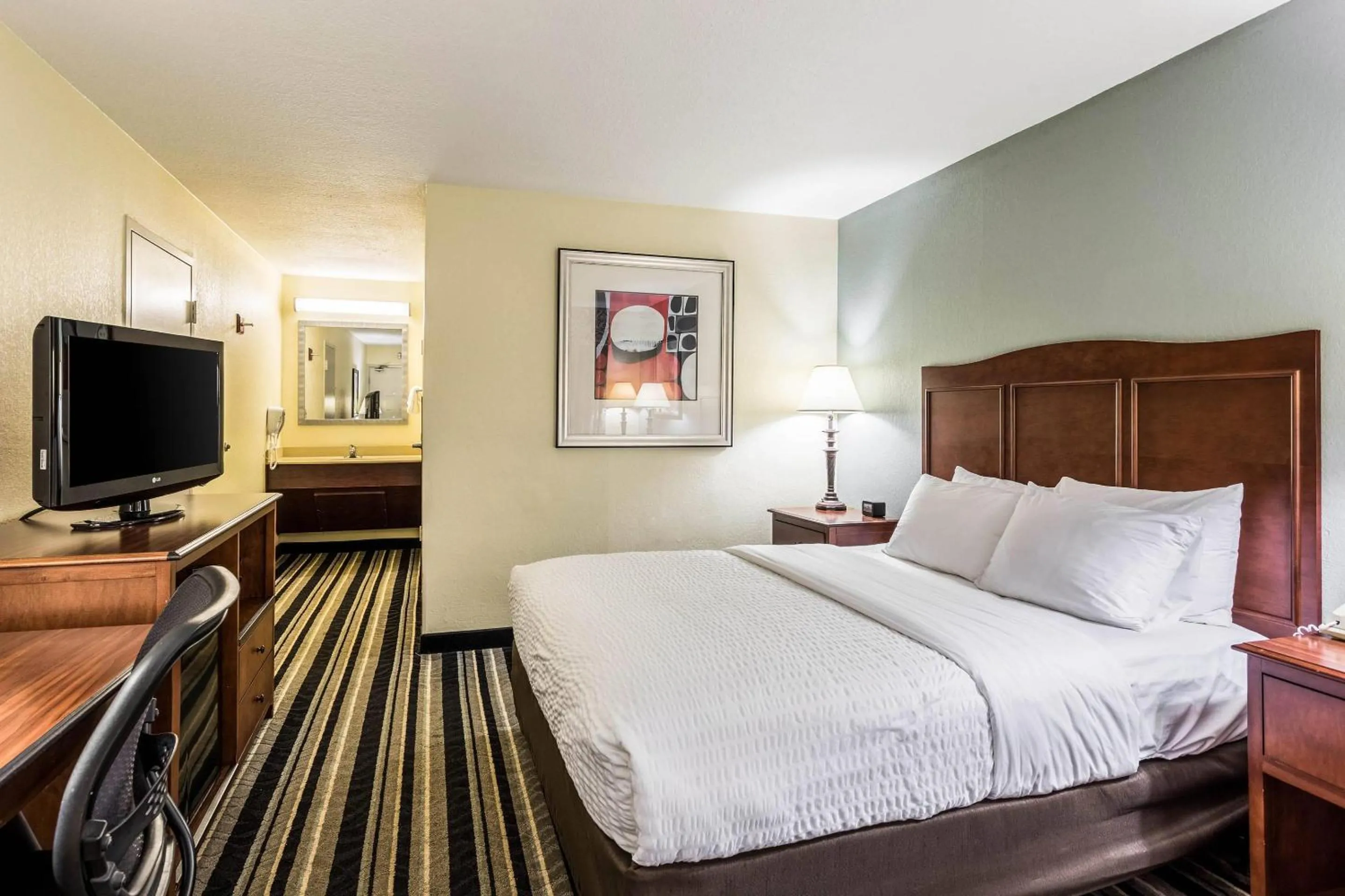 Bedroom, Bed in Clarion Pointe Huntsville Research Park