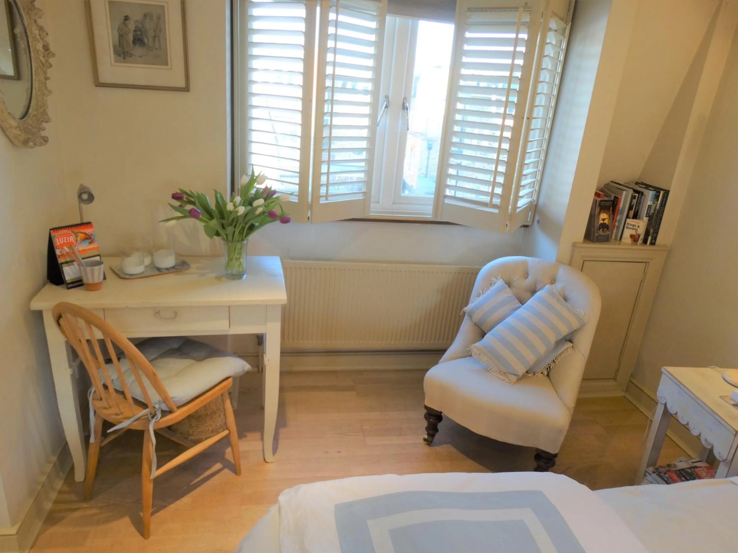 Seating area, Bed in Hurlingham Bed and Breakfast