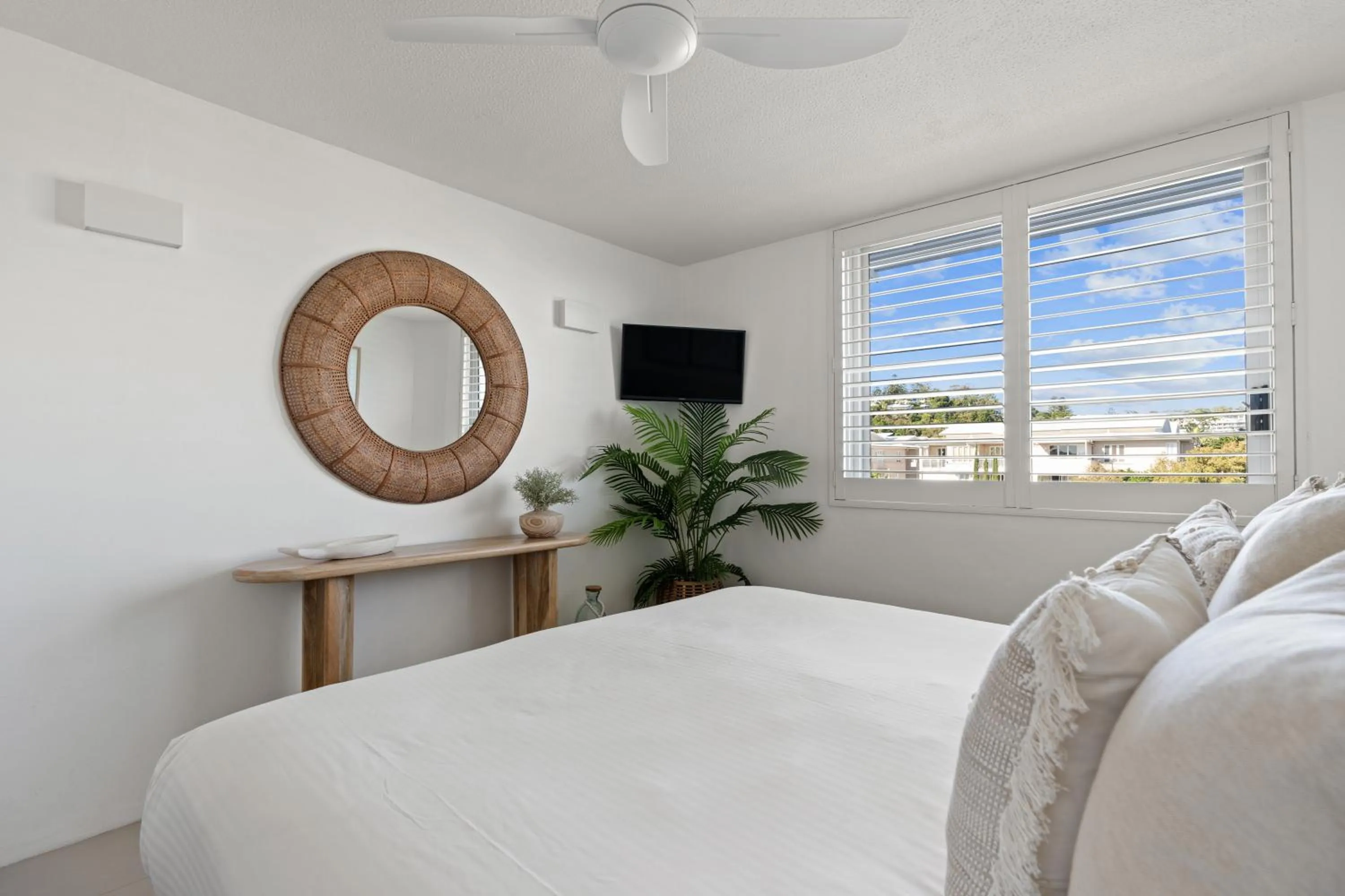 Communal lounge/ TV room, Bed in Fairshore Noosa