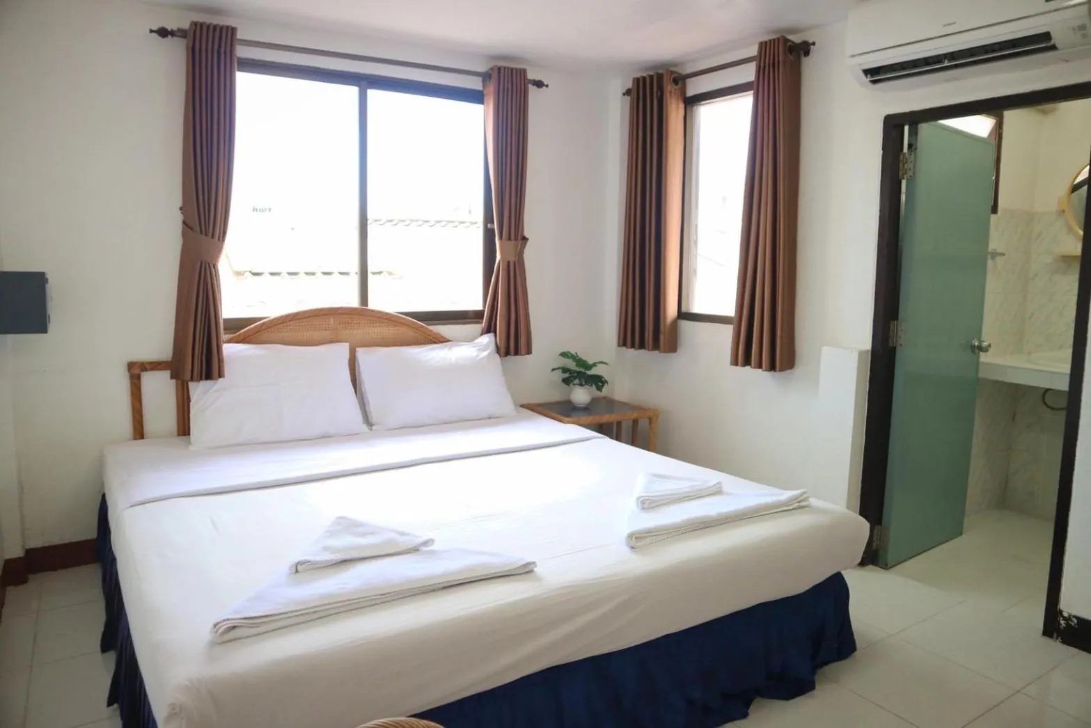 Bed in Sunshine Guest House