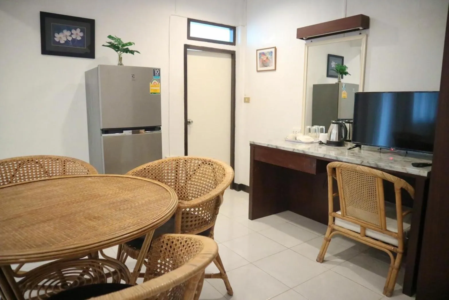 TV and multimedia in Sunshine Guest House