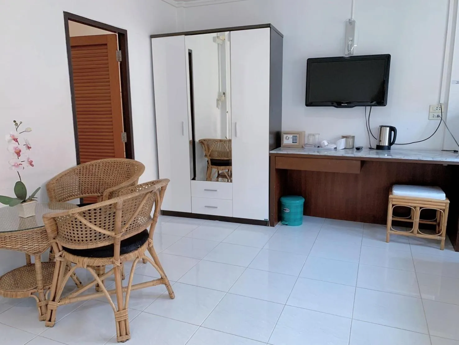 TV and multimedia in Sunshine Guest House