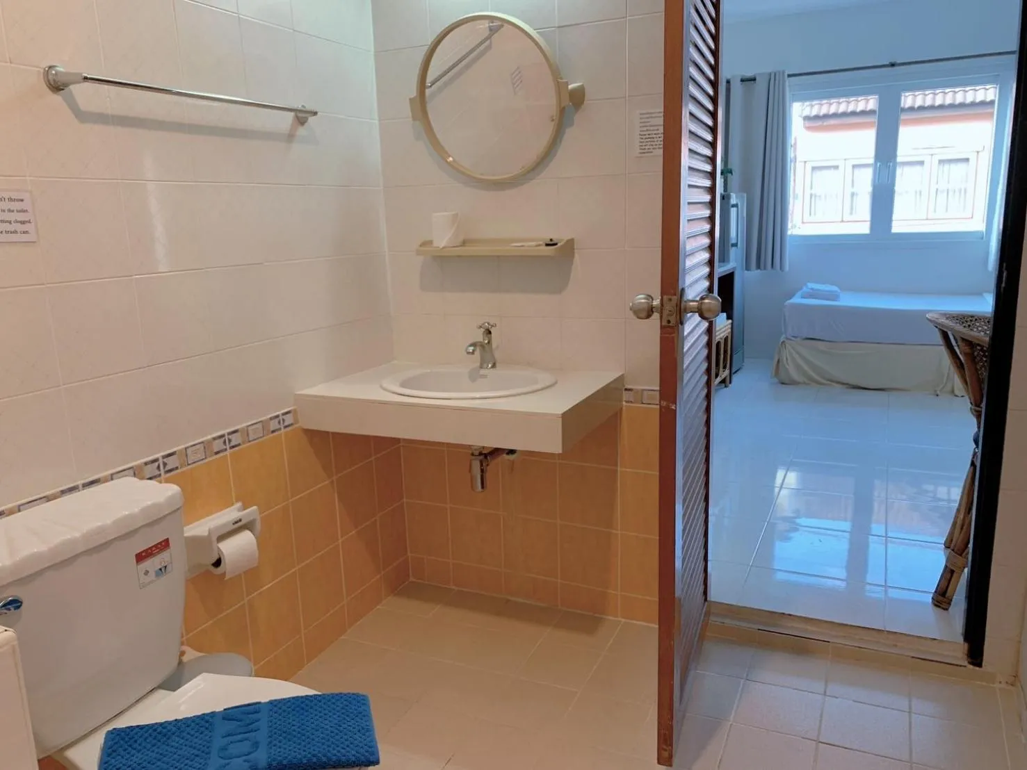 Toilet, Bed in Sunshine Guest House