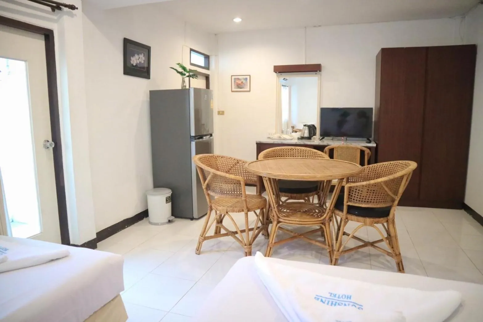 TV and multimedia in Sunshine Guest House