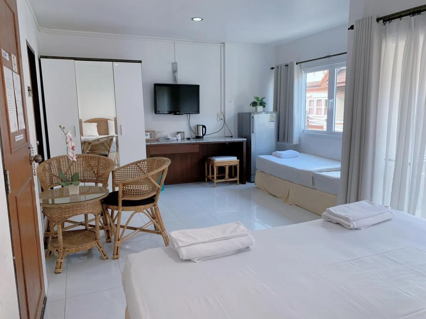 TV and multimedia, Bed in Sunshine Guest House