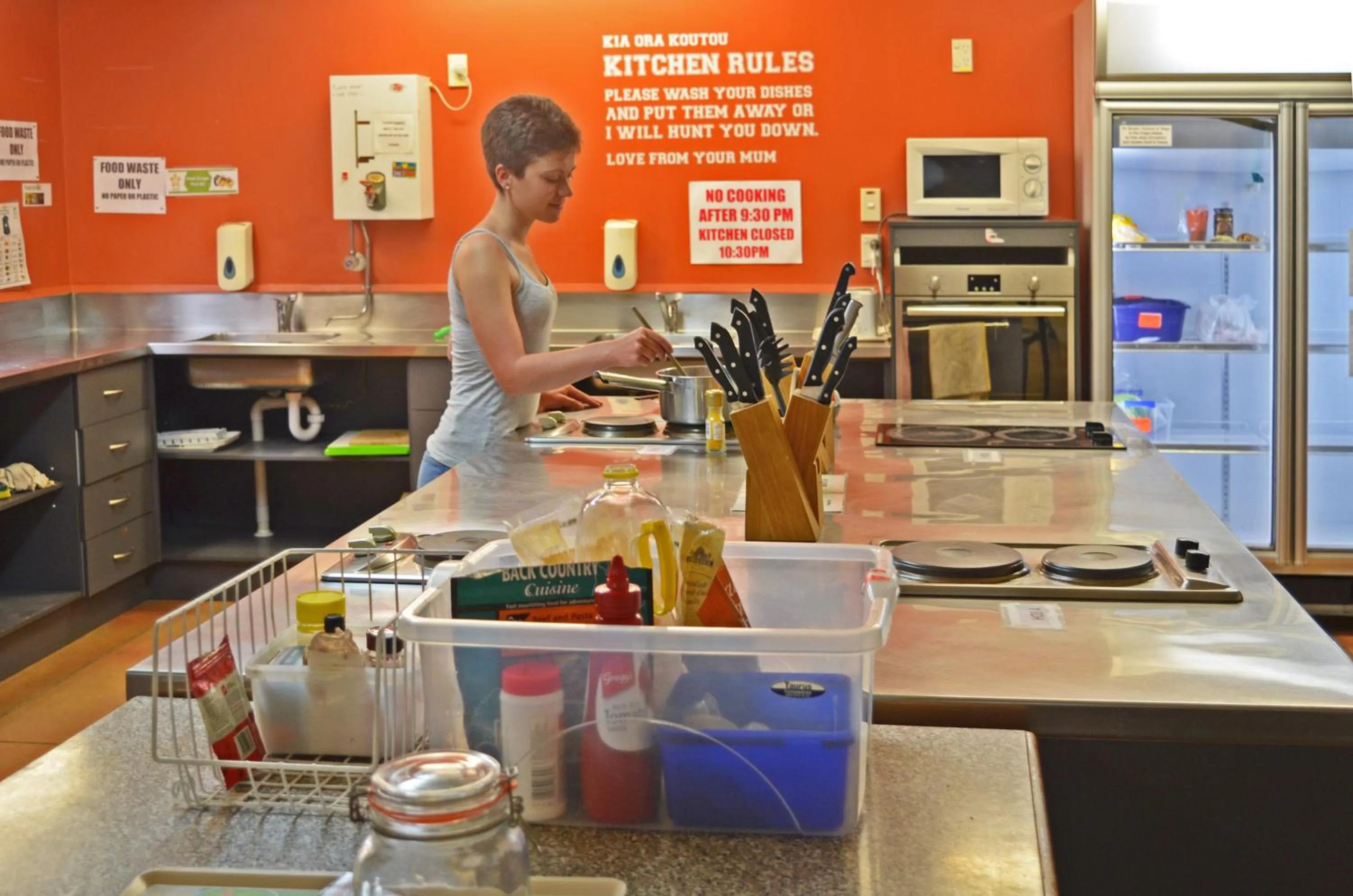 Kitchen or kitchenette in Beachcomber Lodge & Backpacker