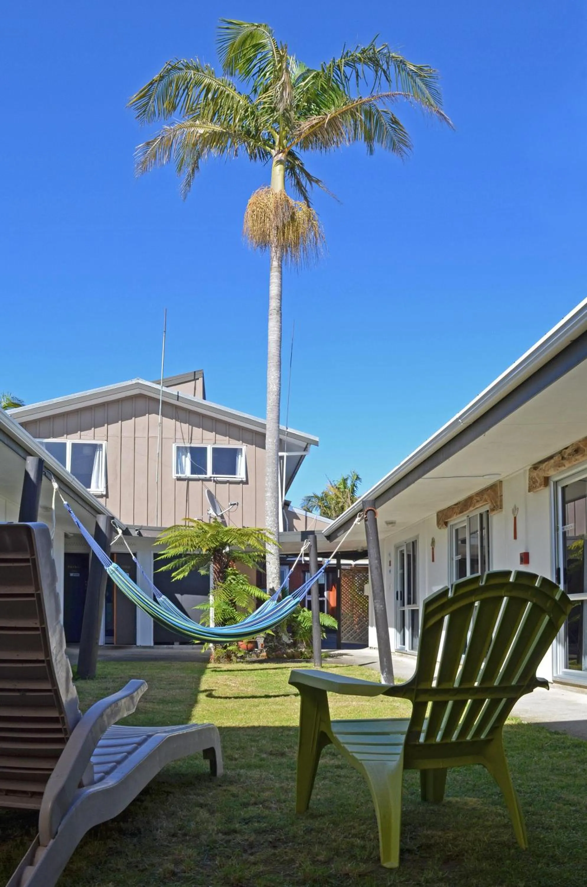 Property building in Beachcomber Lodge & Backpacker