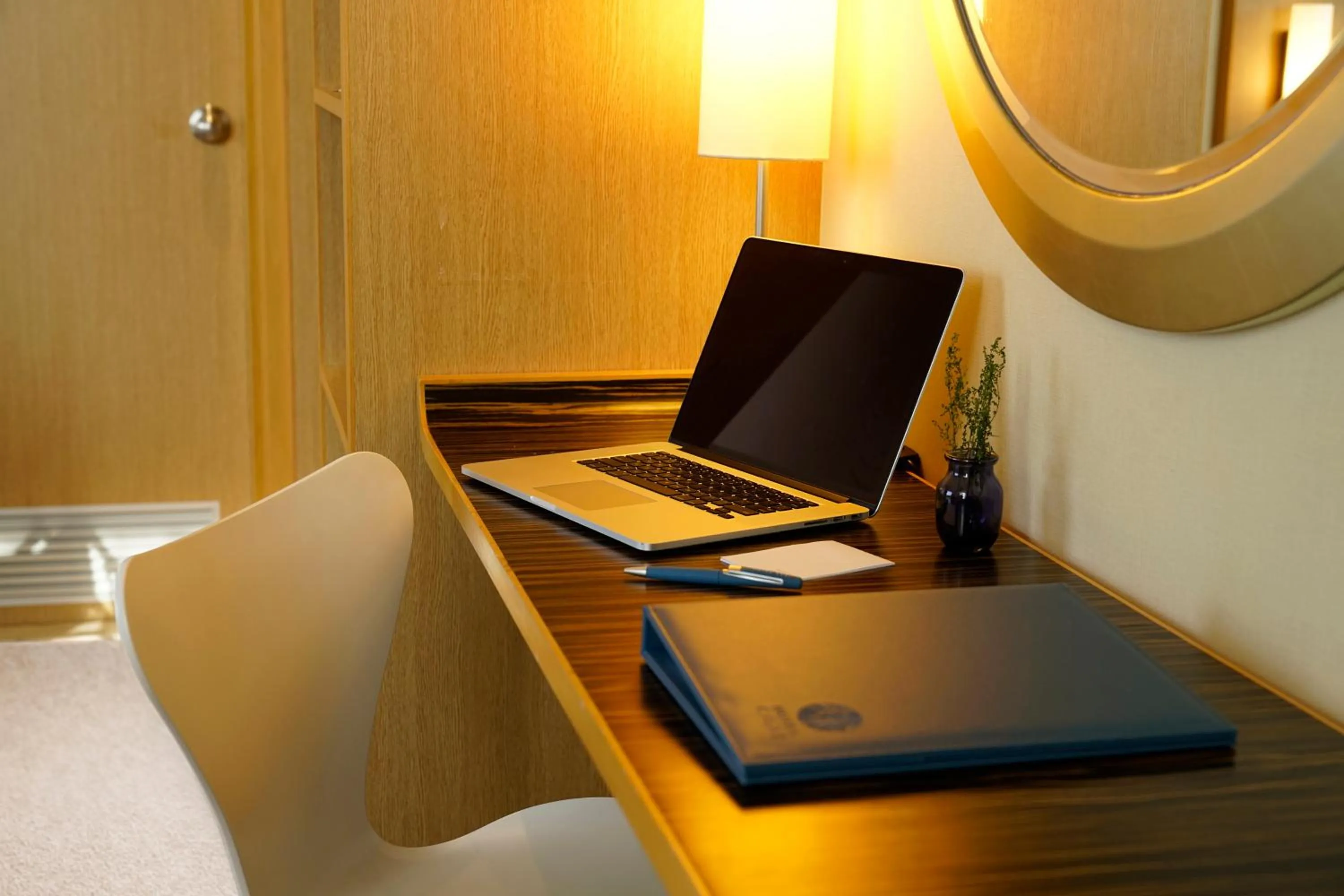 Seating area in Hotel COZi Harbour View