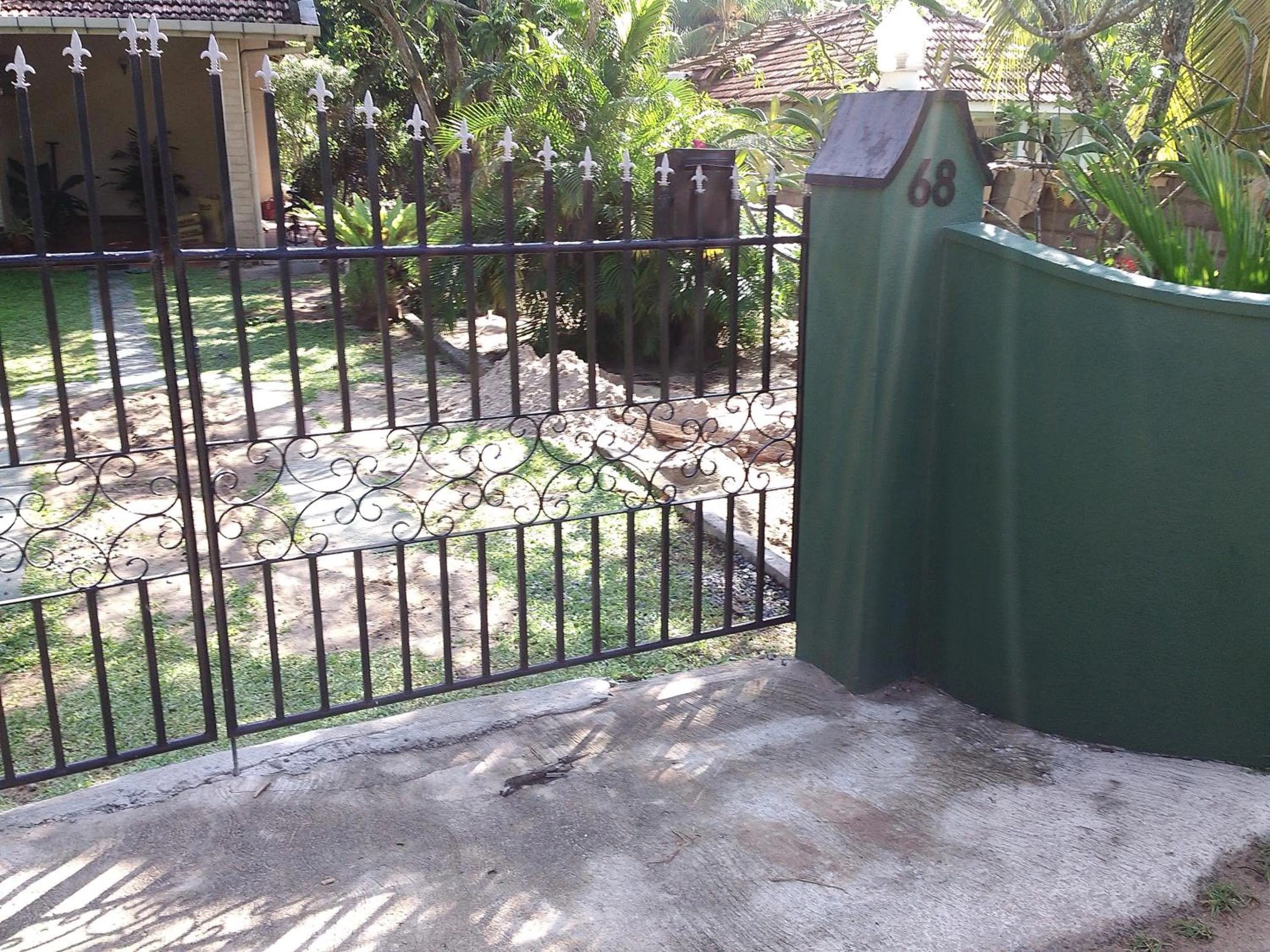 Facade/entrance in Mama's Hostel by Taprobane