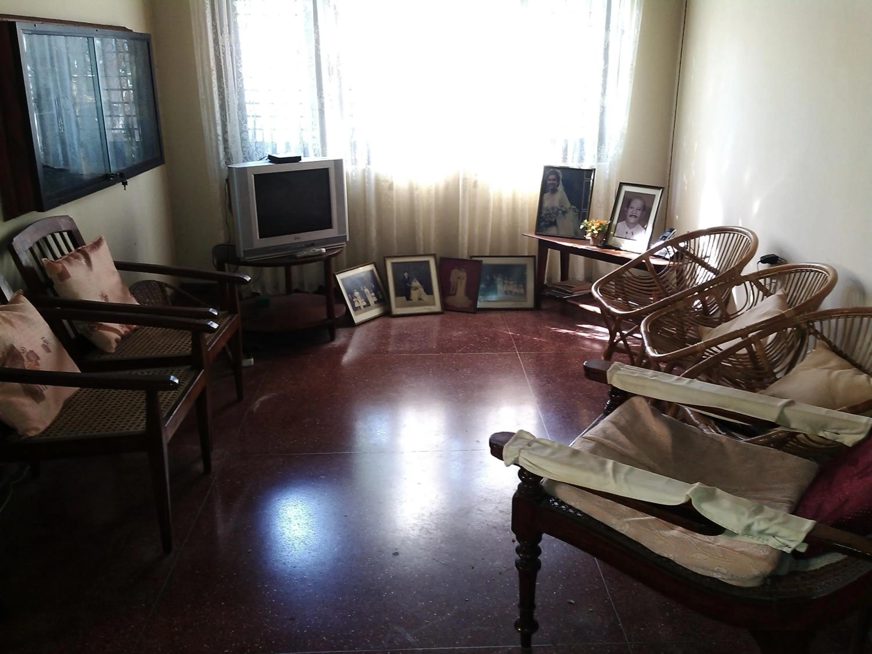 Communal lounge/ TV room in Mama's Hostel by Taprobane