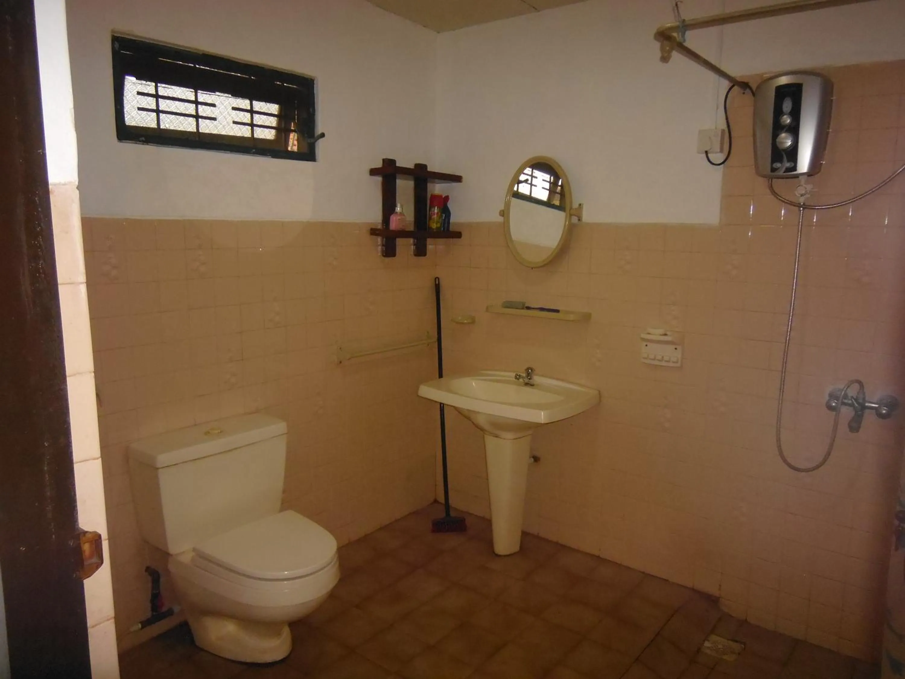 Bathroom in Mama's Hostel by Taprobane