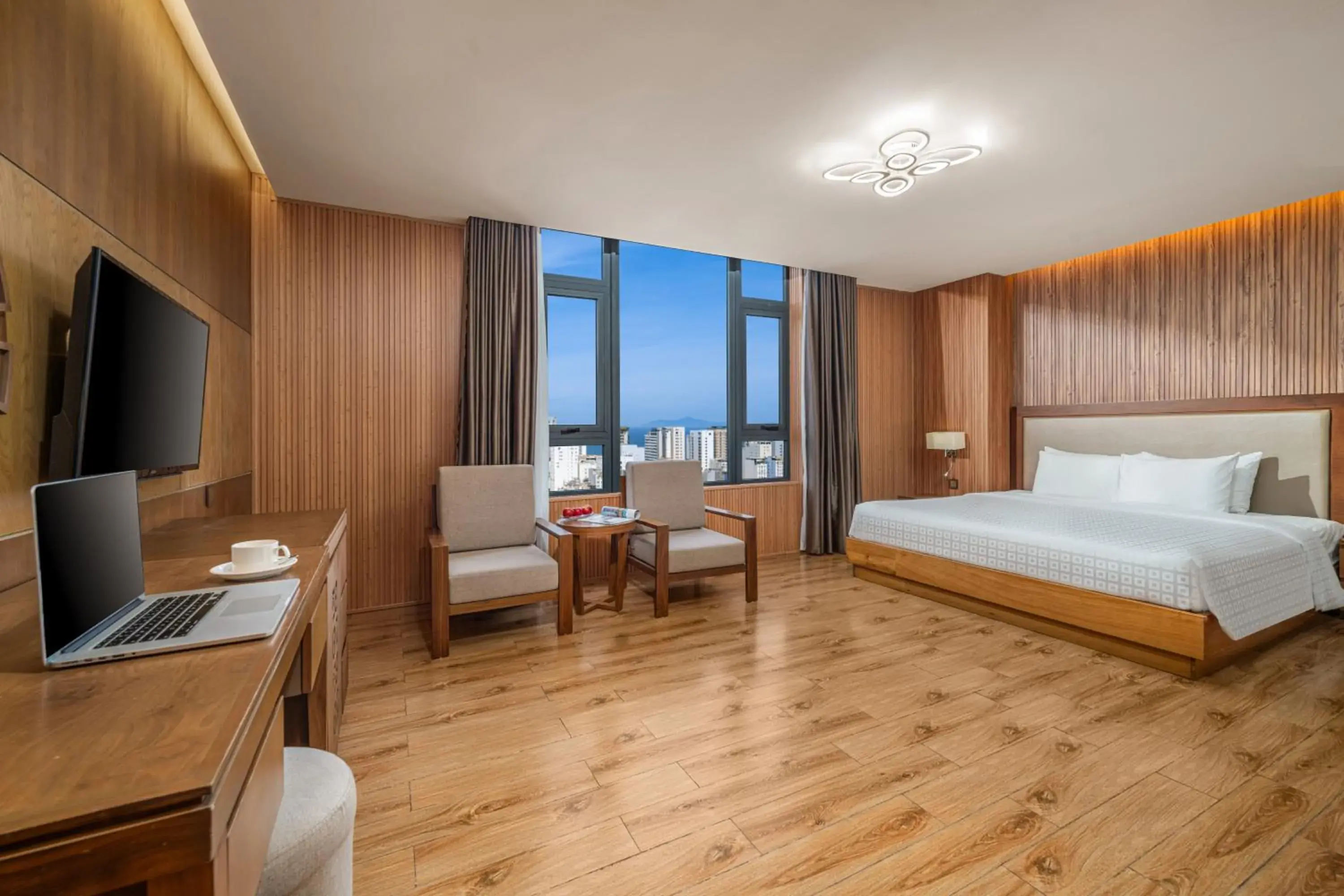 Suite Sea View with Bathtub in Nhu Minh Plaza Danang Hotel Suite Sea View with Bathtub in Nhu Minh Plaza Danang Hotel