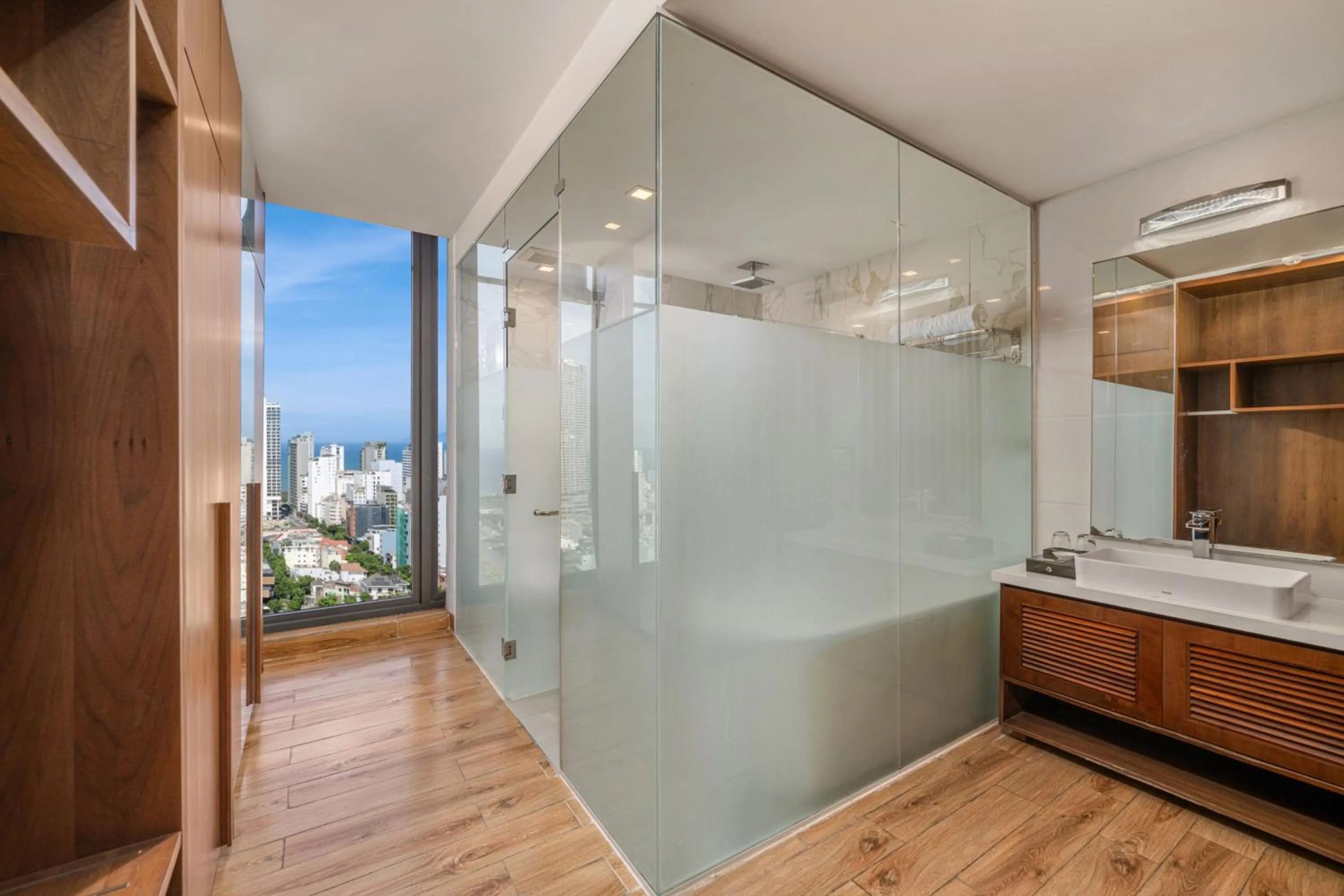 Bathroom in Nhu Minh Plaza Danang Hotel