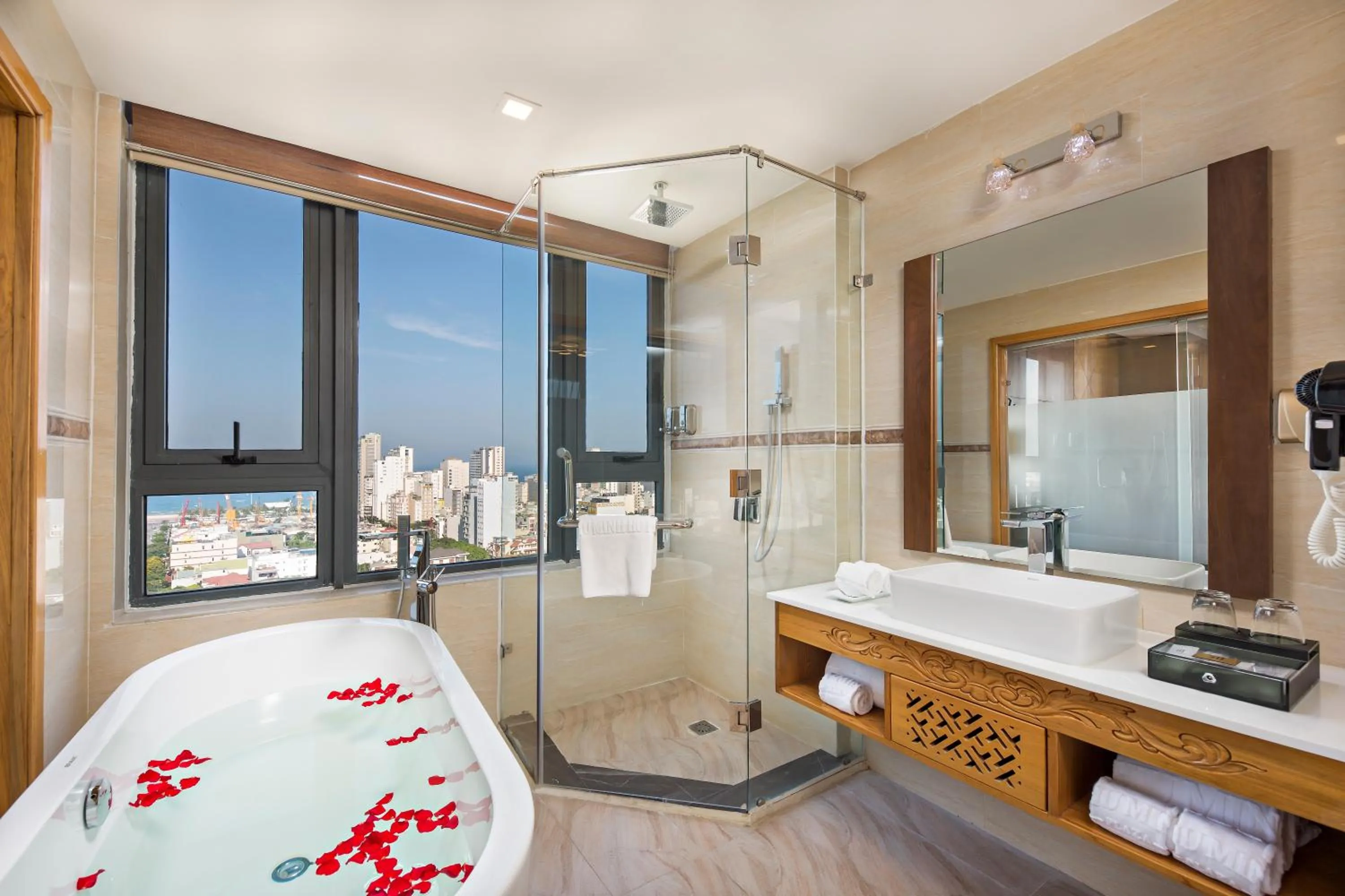 Bathroom, Bed in Nhu Minh Plaza Danang Hotel