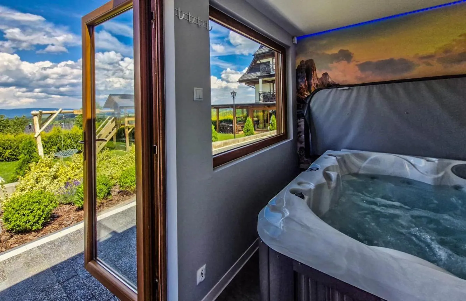 Hot Tub in Domki Górskie Janosik, Kwicoł i Pyzdra Jacuzzi, Sauna