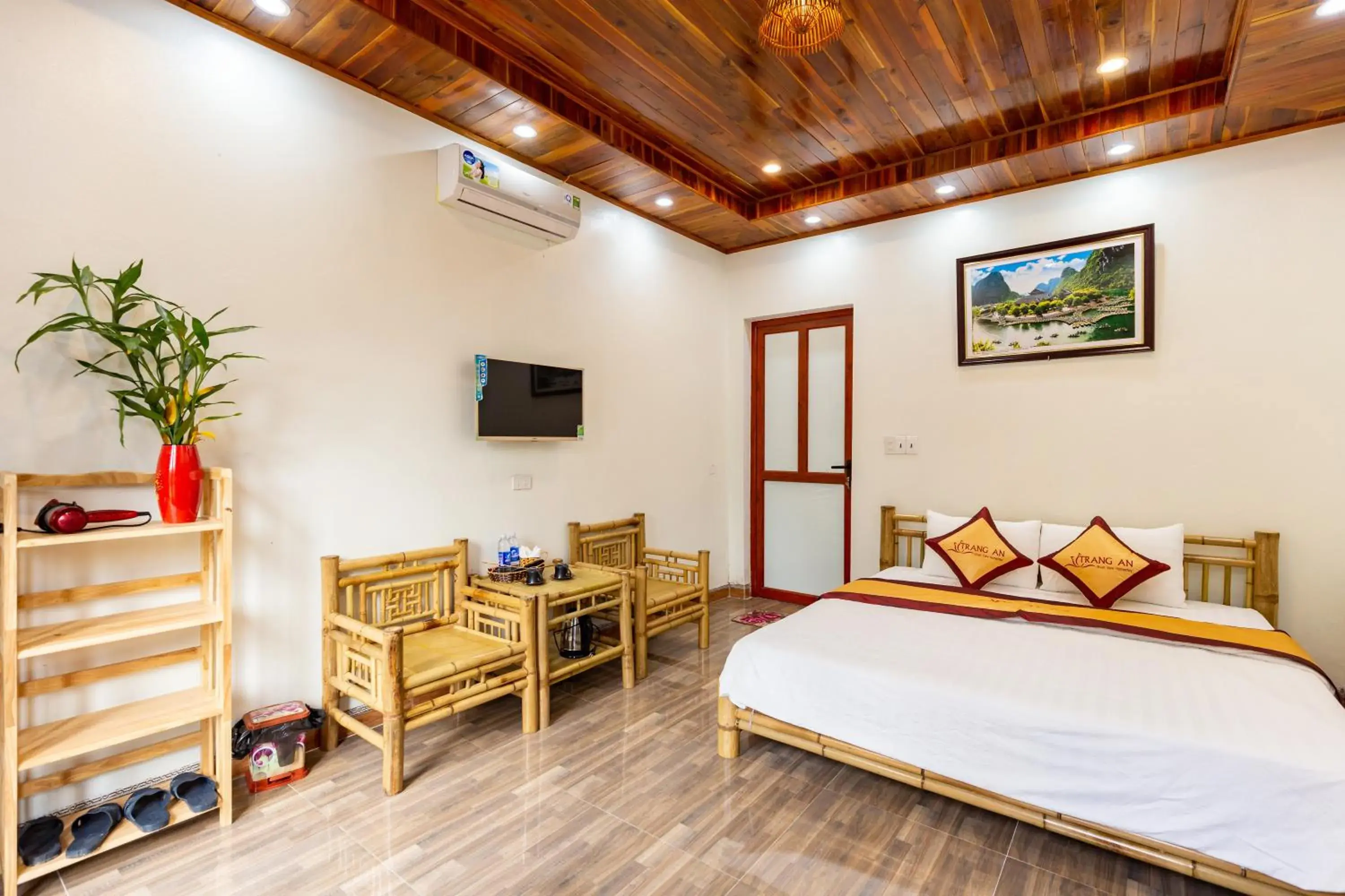 Double Room with Lake View in Trang An River View Homestay Double Room with Lake View in Trang An River View Homestay