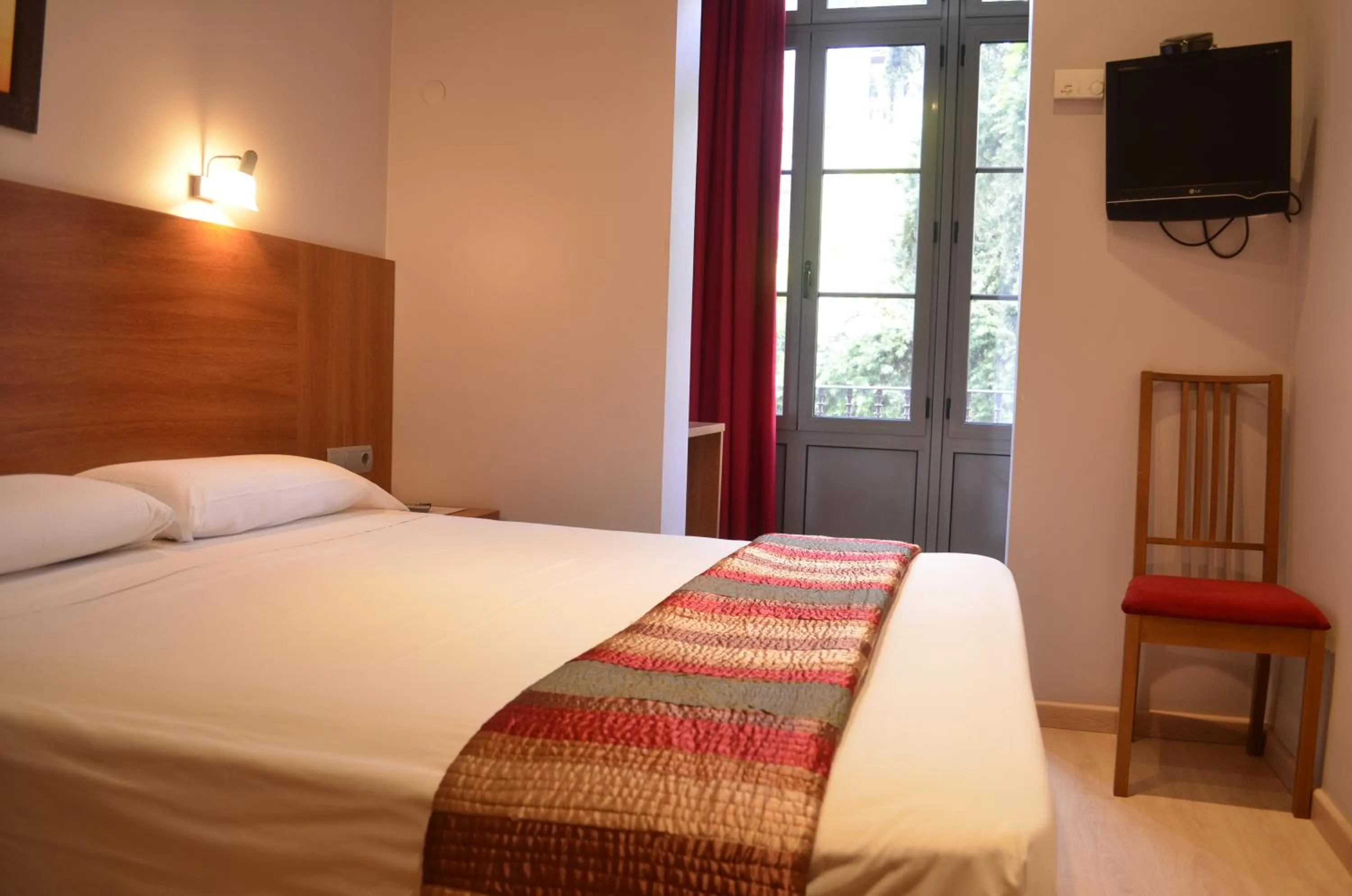 Bedroom, Bed in Ciudad Condal Hostal - Paseo de Gracia