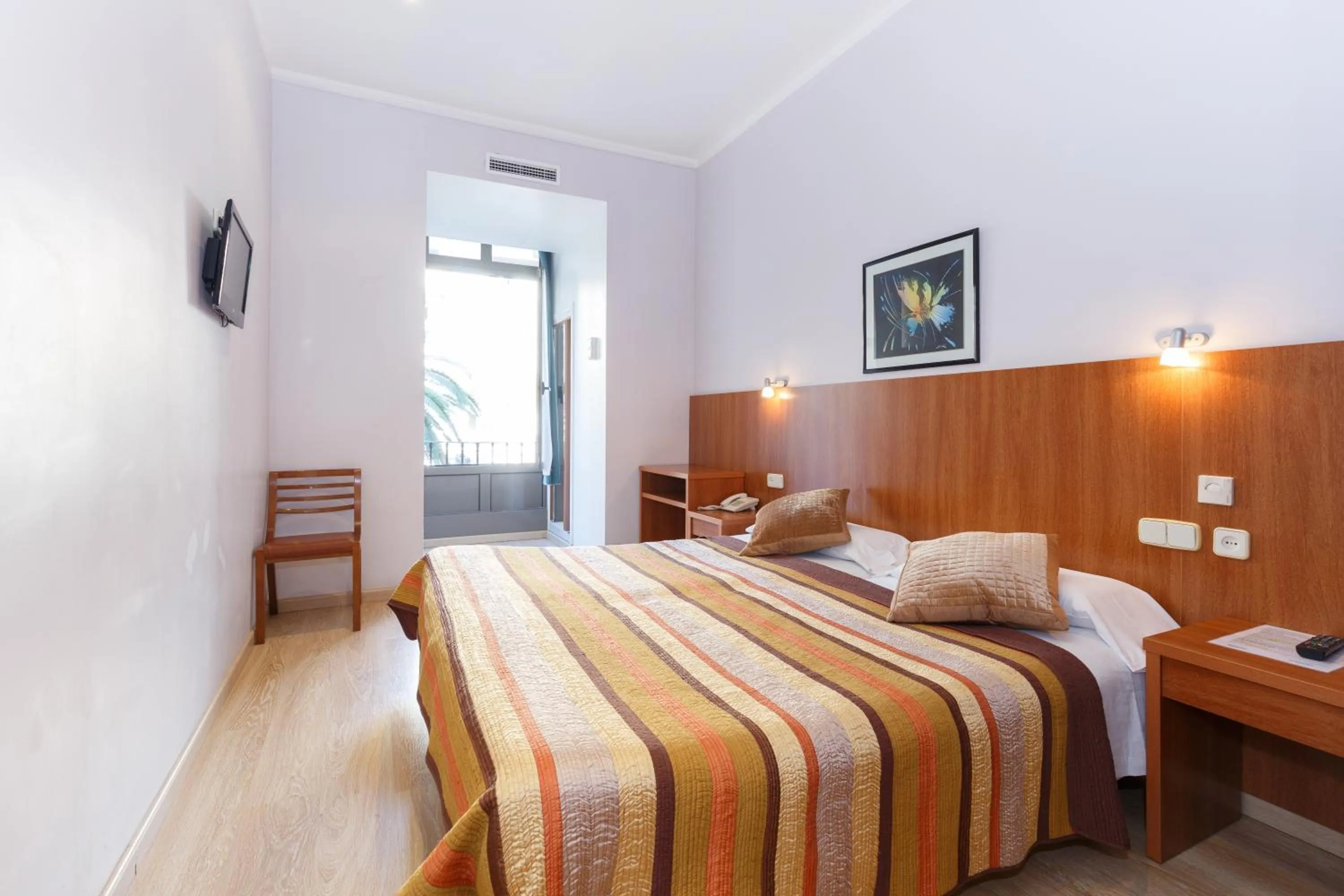 Photo of the whole room, Bed in Ciudad Condal Hostal - Paseo de Gracia