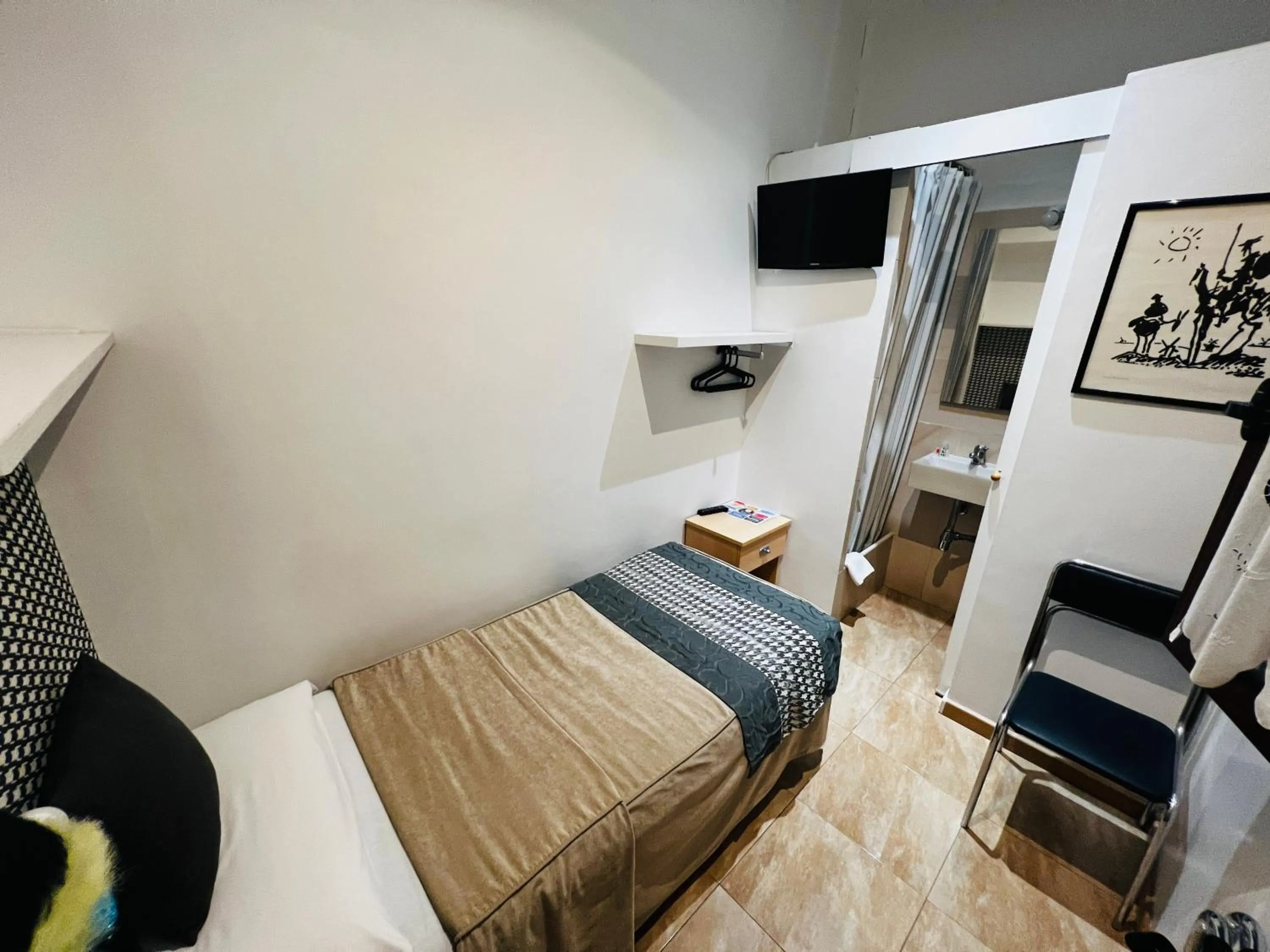 Bathroom, Bed in Ciudad Condal Hostal - Paseo de Gracia