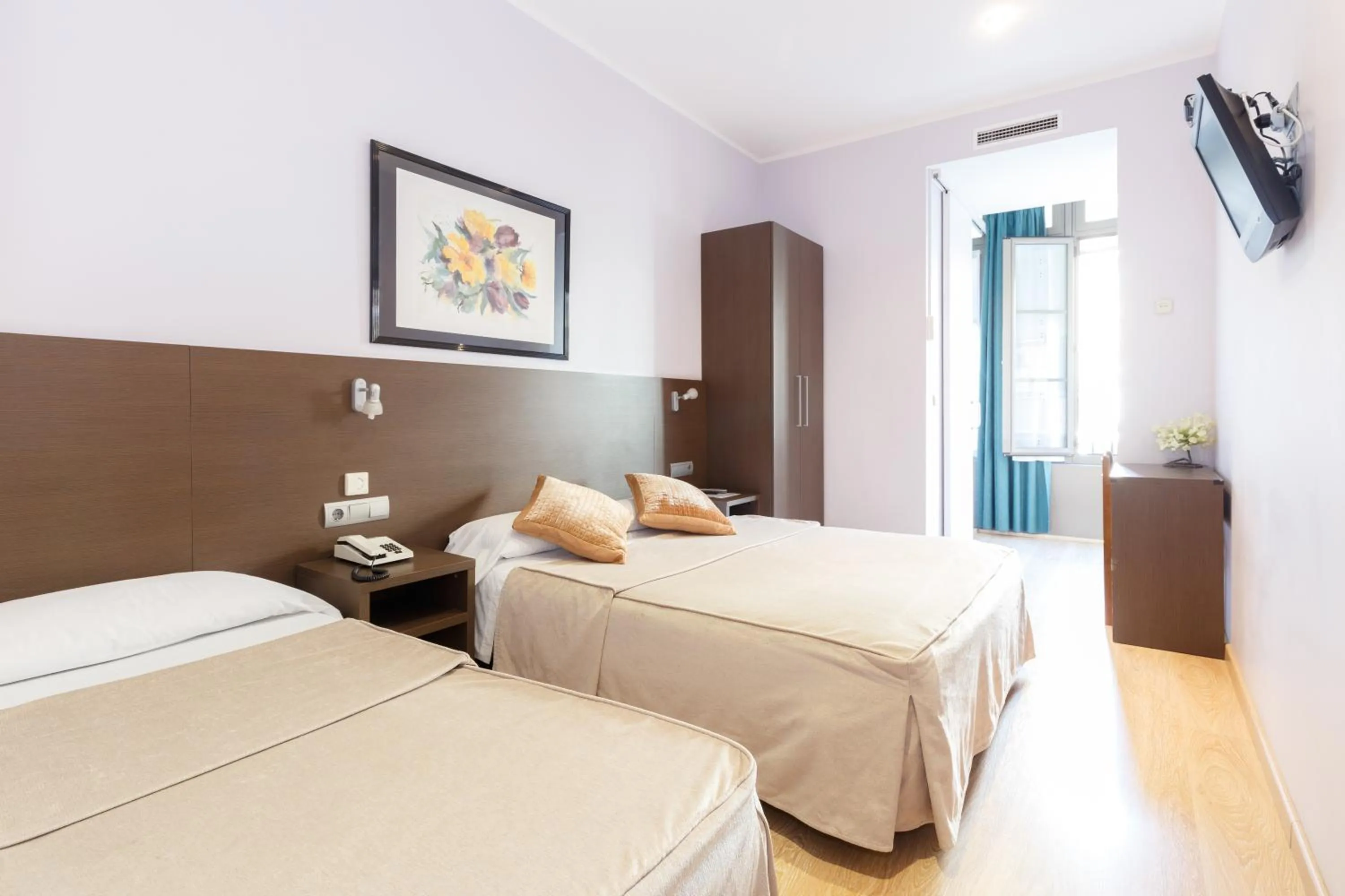 Photo of the whole room, Bed in Ciudad Condal Hostal - Paseo de Gracia