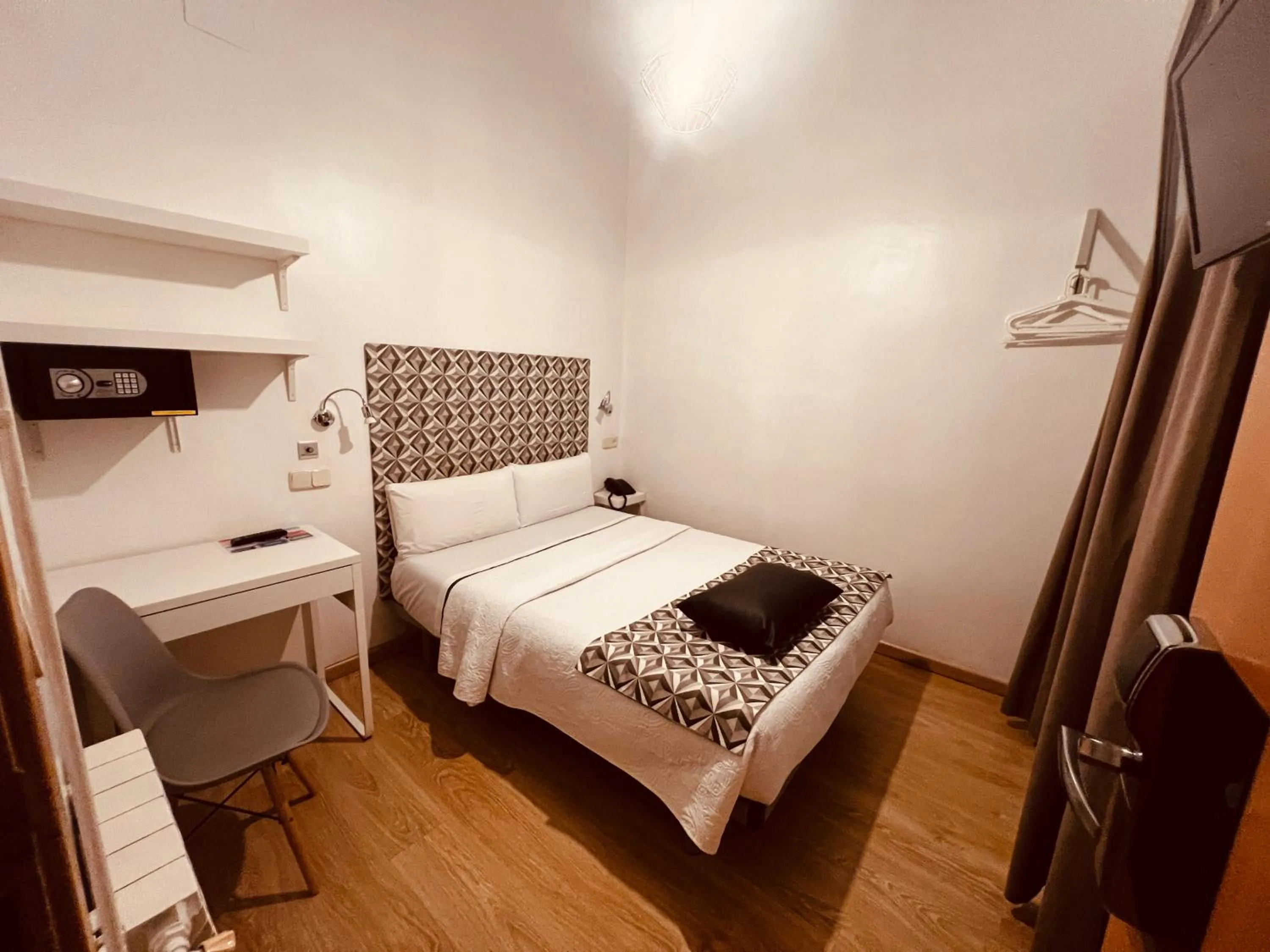 Photo of the whole room, Bed in Ciudad Condal Hostal - Paseo de Gracia