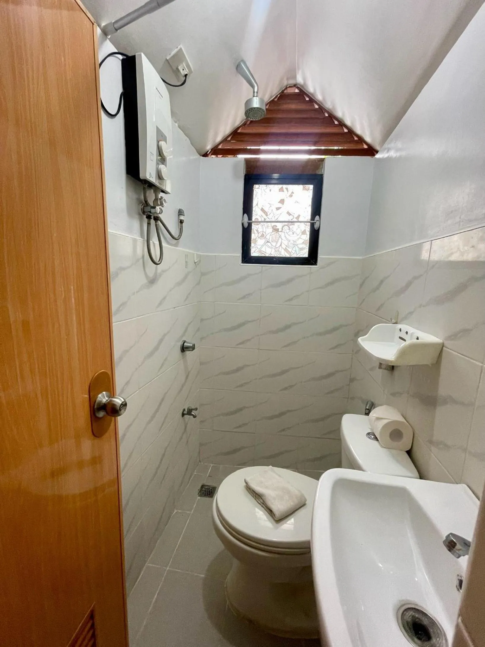 Bathroom in Roy's Rendezvous Boracay