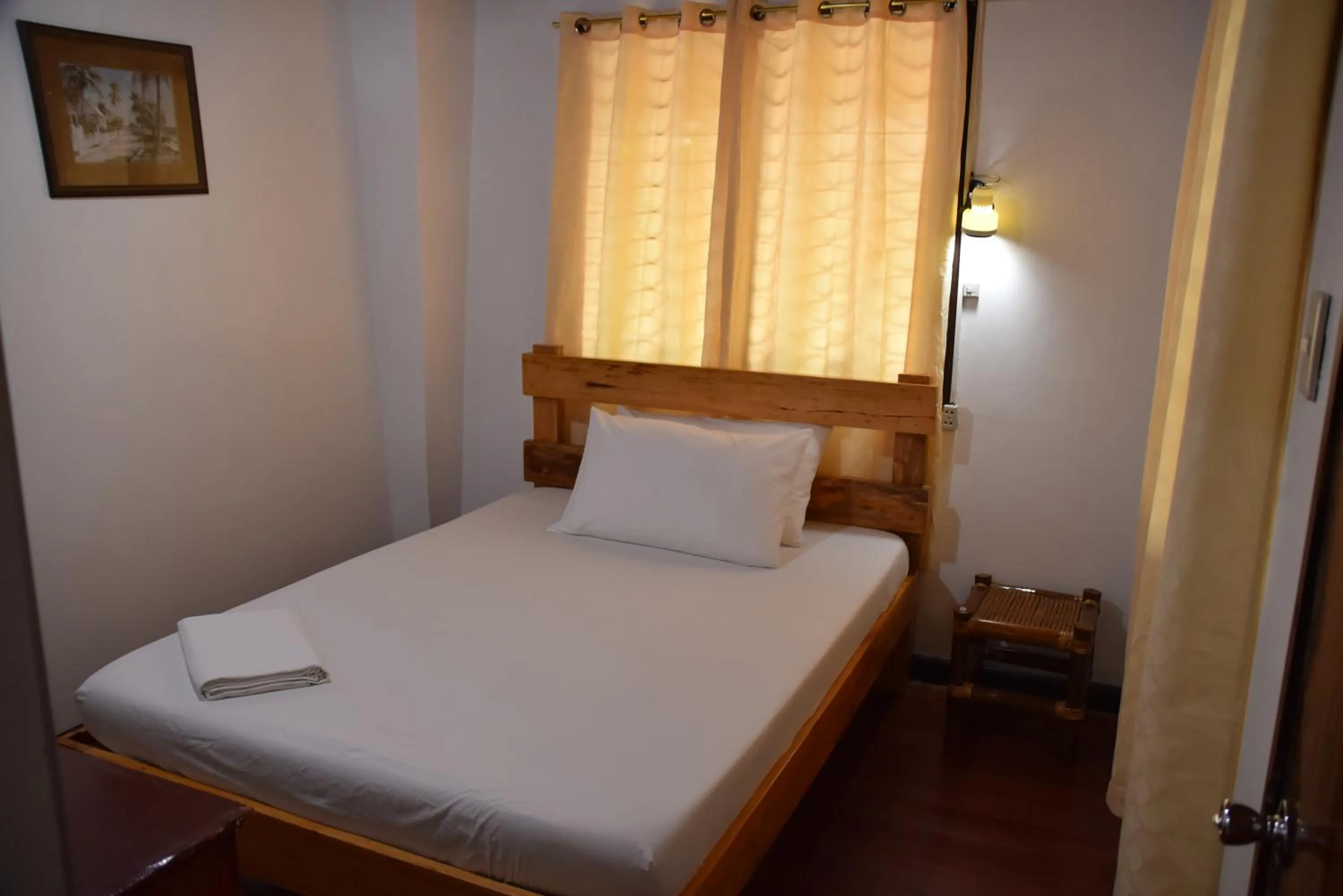 Bed in Roy's Rendezvous Boracay