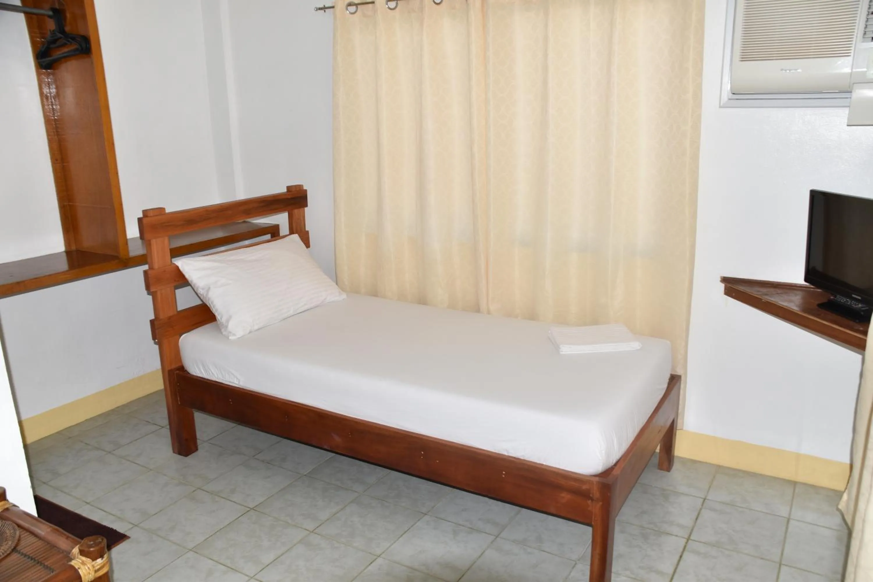 Bed in Roy's Rendezvous Boracay