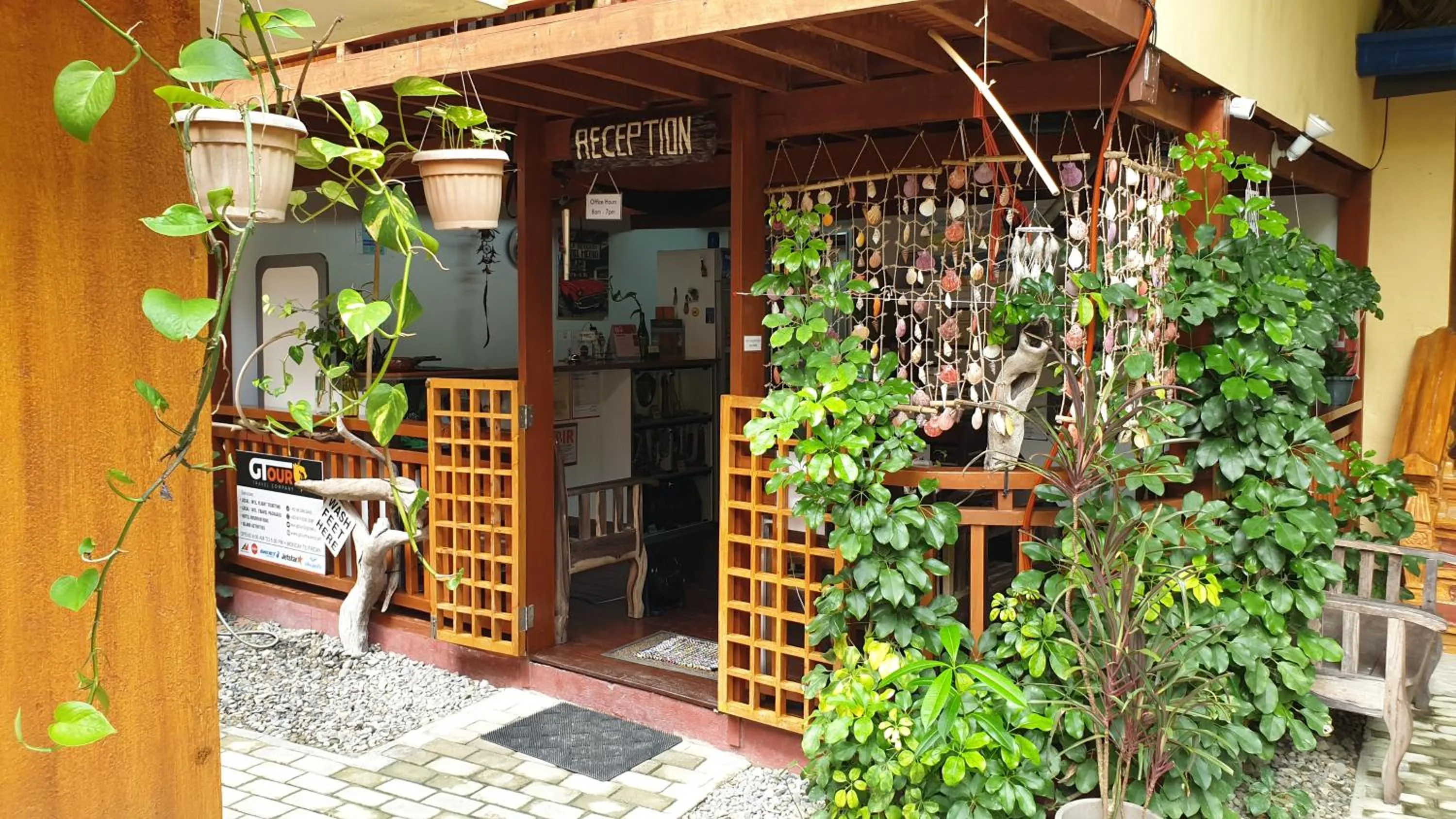 Communal lounge/ TV room in Roy's Rendezvous Boracay