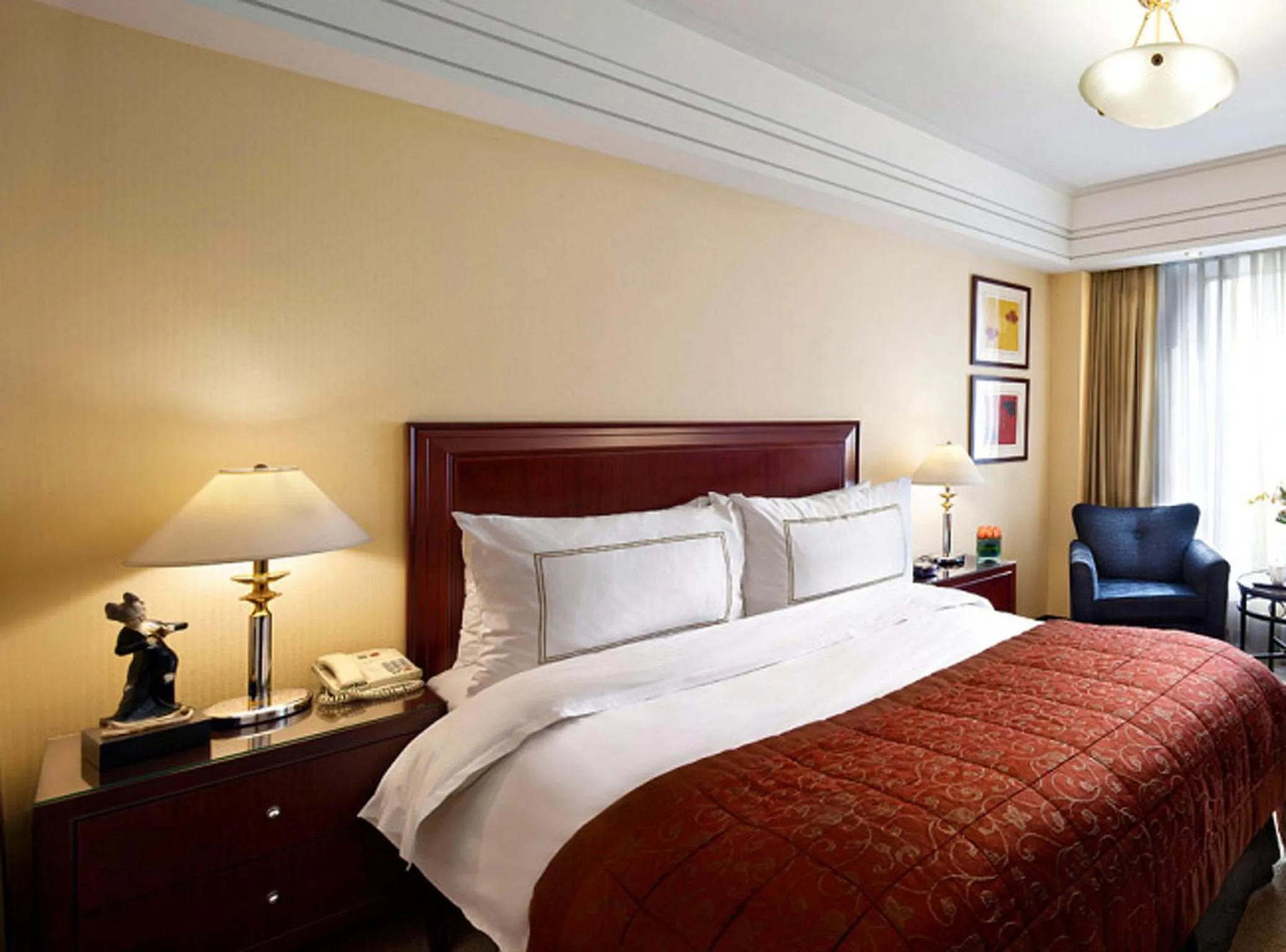 Bed in Lakeview Xuanwu Hotel