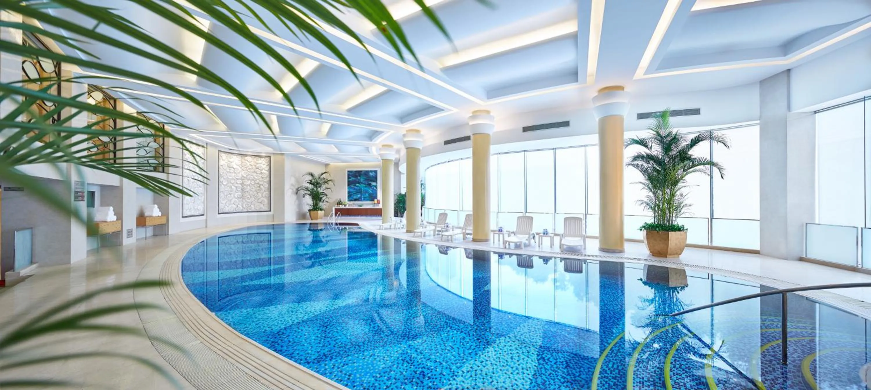 Swimming pool in Lakeview Xuanwu Hotel