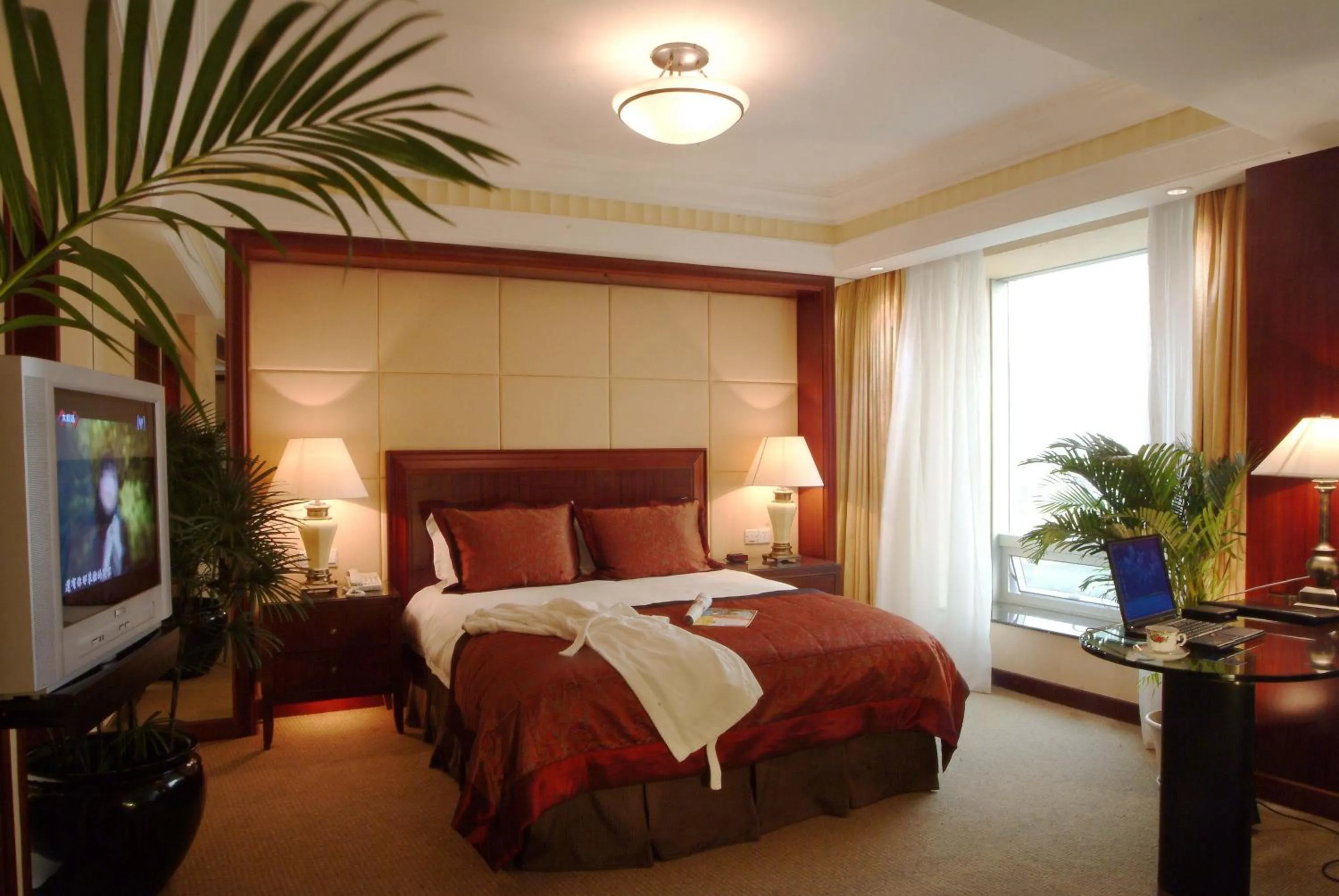 Photo of the whole room, Bed in Lakeview Xuanwu Hotel