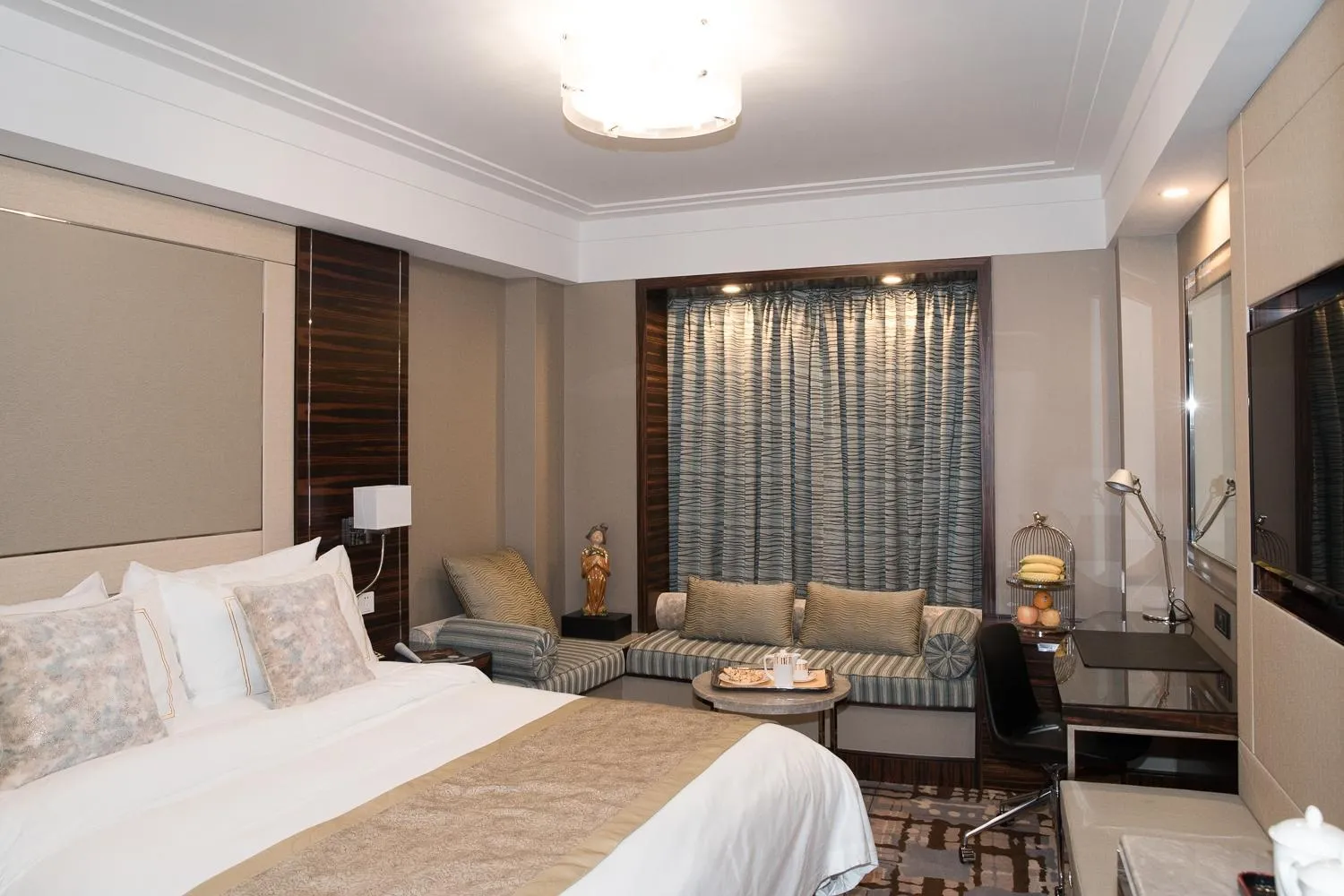 Bed in Lakeview Xuanwu Hotel