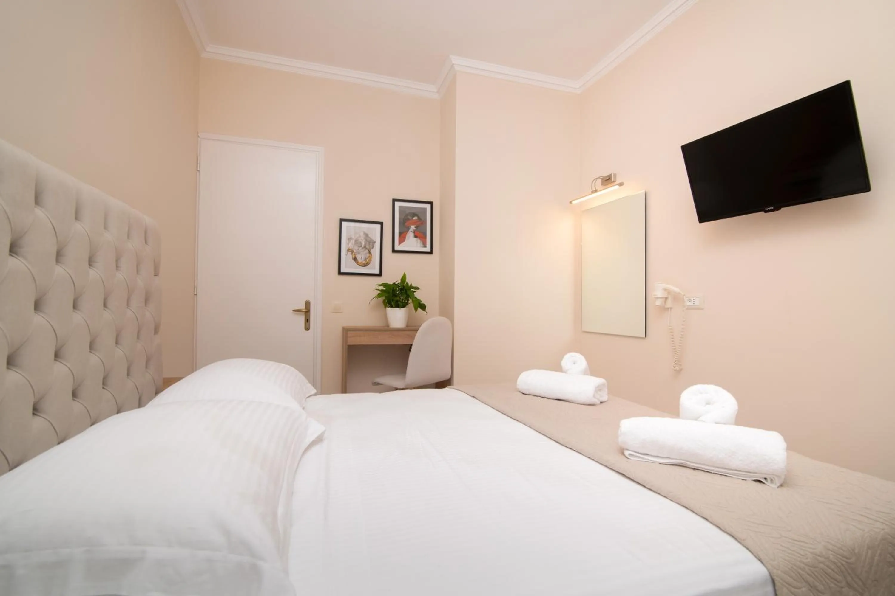 Bedroom, Bed in Edelweiss Hotel