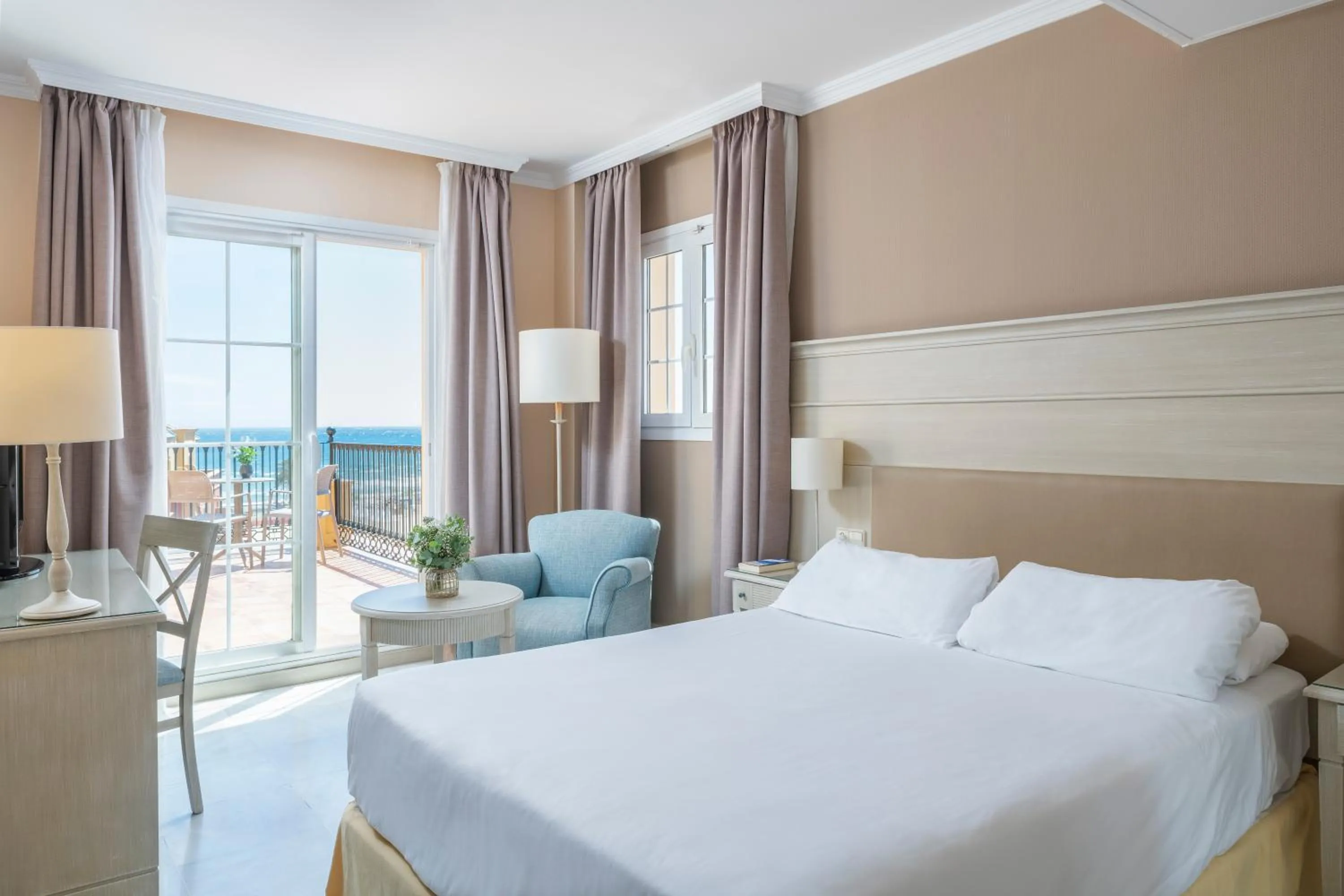 Bedroom, Bed in Iberostar Waves Málaga Playa