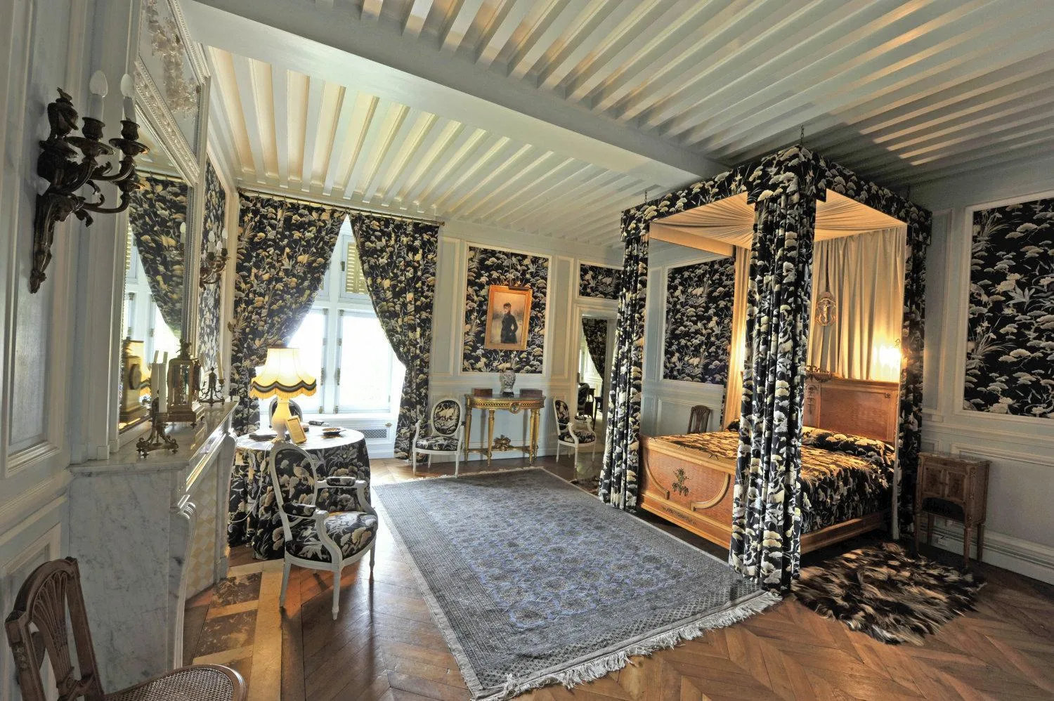 Photo of the whole room, Bed in Château De Vollore