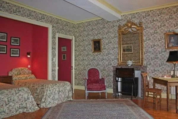 Photo of the whole room, Bed in Château De Vollore