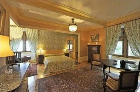 Photo of the whole room, Bed in Château De Vollore